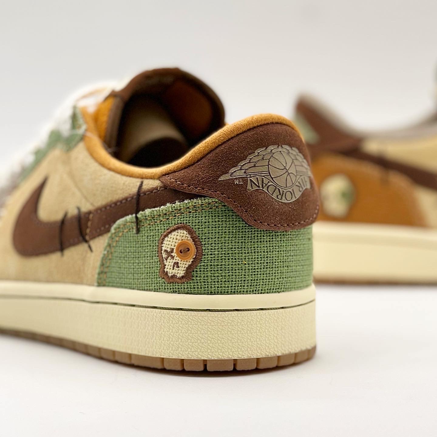 Jordan 1 x Zion Williamson Retro Low OG Flax and Oil Green 착용 스타일 - 3