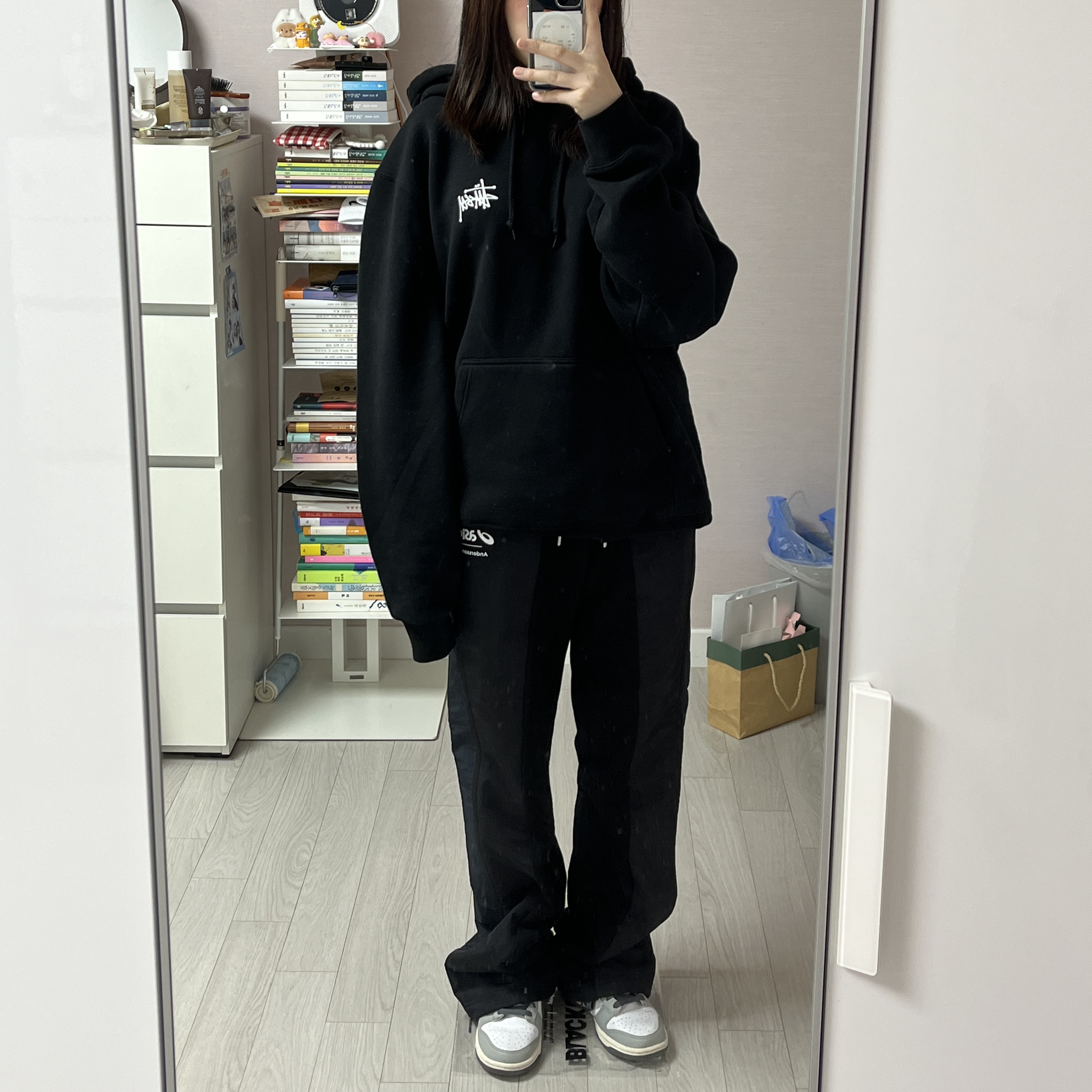 Andersson Bell x Asics Track Pants Black, (W) Nike Dunk Low Light Smoke Grey 착용 스타일 - 4