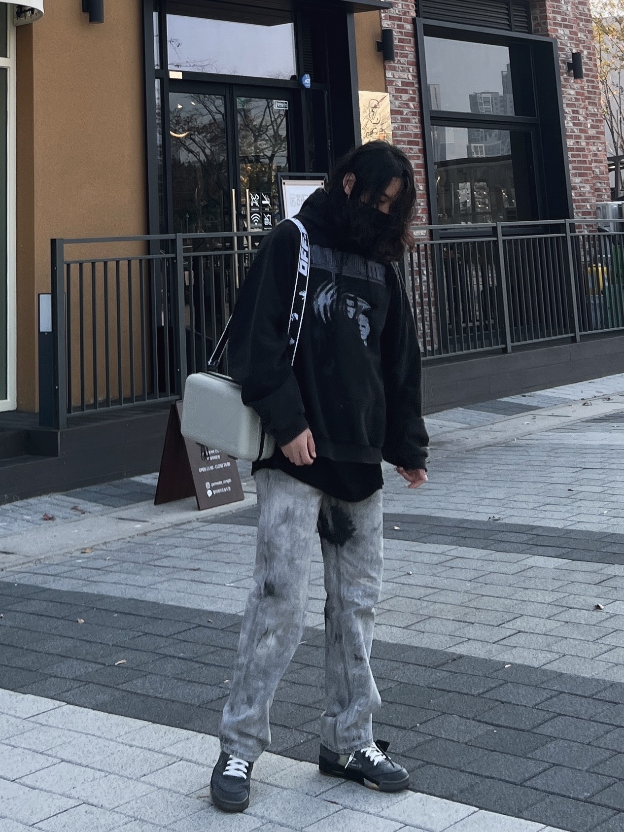 Off-White x Amore Pacific Protection Box (Without Cosmetics), Jordan 5 x Off-White Retro SP Black Muslin 착용 스타일 - 3