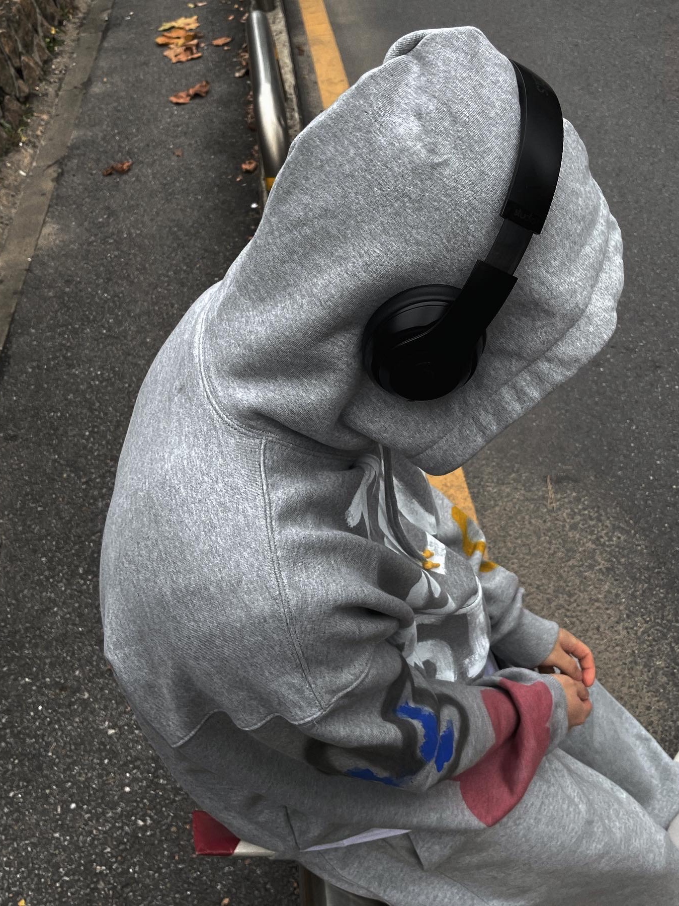 The Museum Visitor Heart Sprayed Hoody Grey - 22PF 착용 스타일 - 4