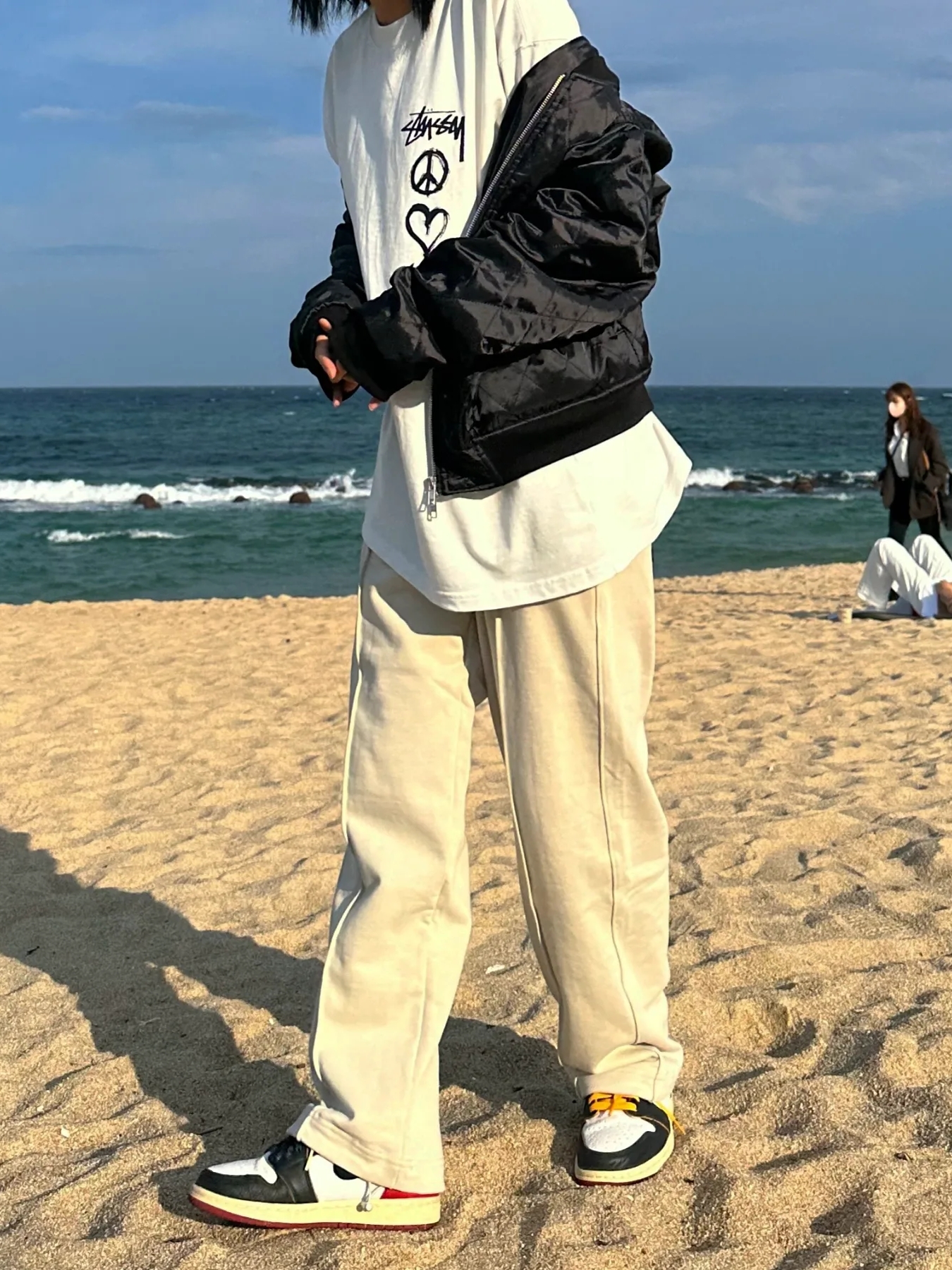 Jordan 1 x Union Retro High Black Toe, Nike x Stussy NRG RA T-Shirt Summit White (DM4942-121) 착용 스타일 - 4