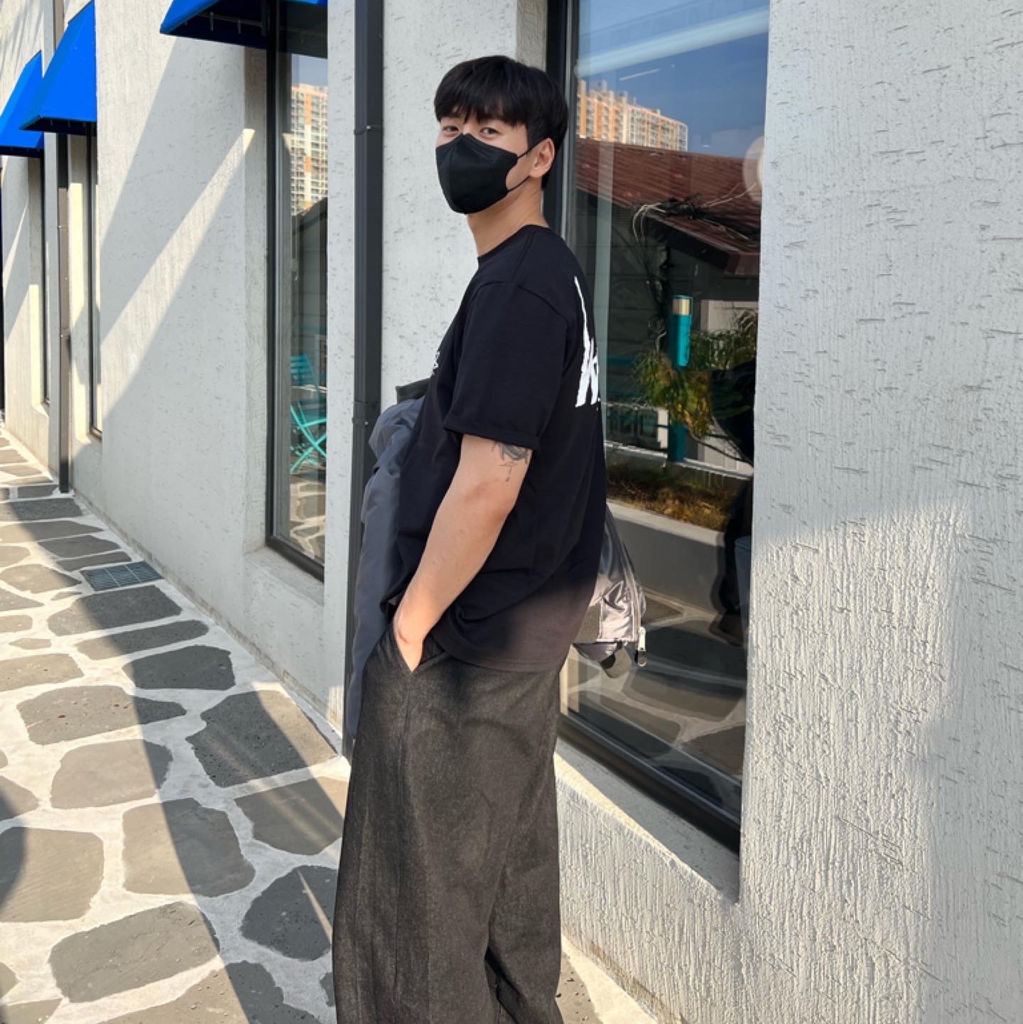 Balenciaga Track Sneakers Black White, Stussy Basic Stussy T-Shirt Black 2022 착용 스타일 - 2