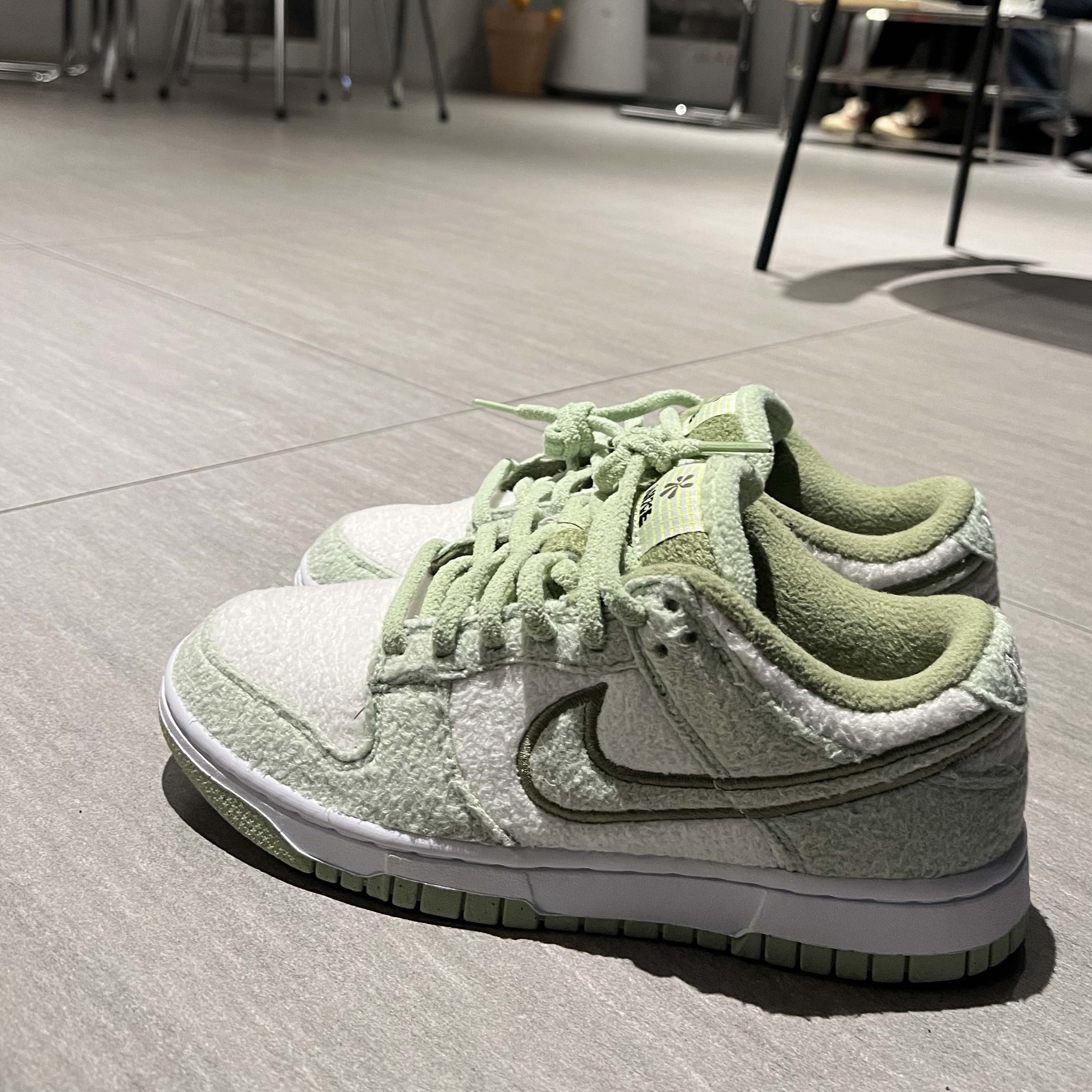 (W) Nike Dunk Low SE Honeydew Phantom 착용 스타일 - 2