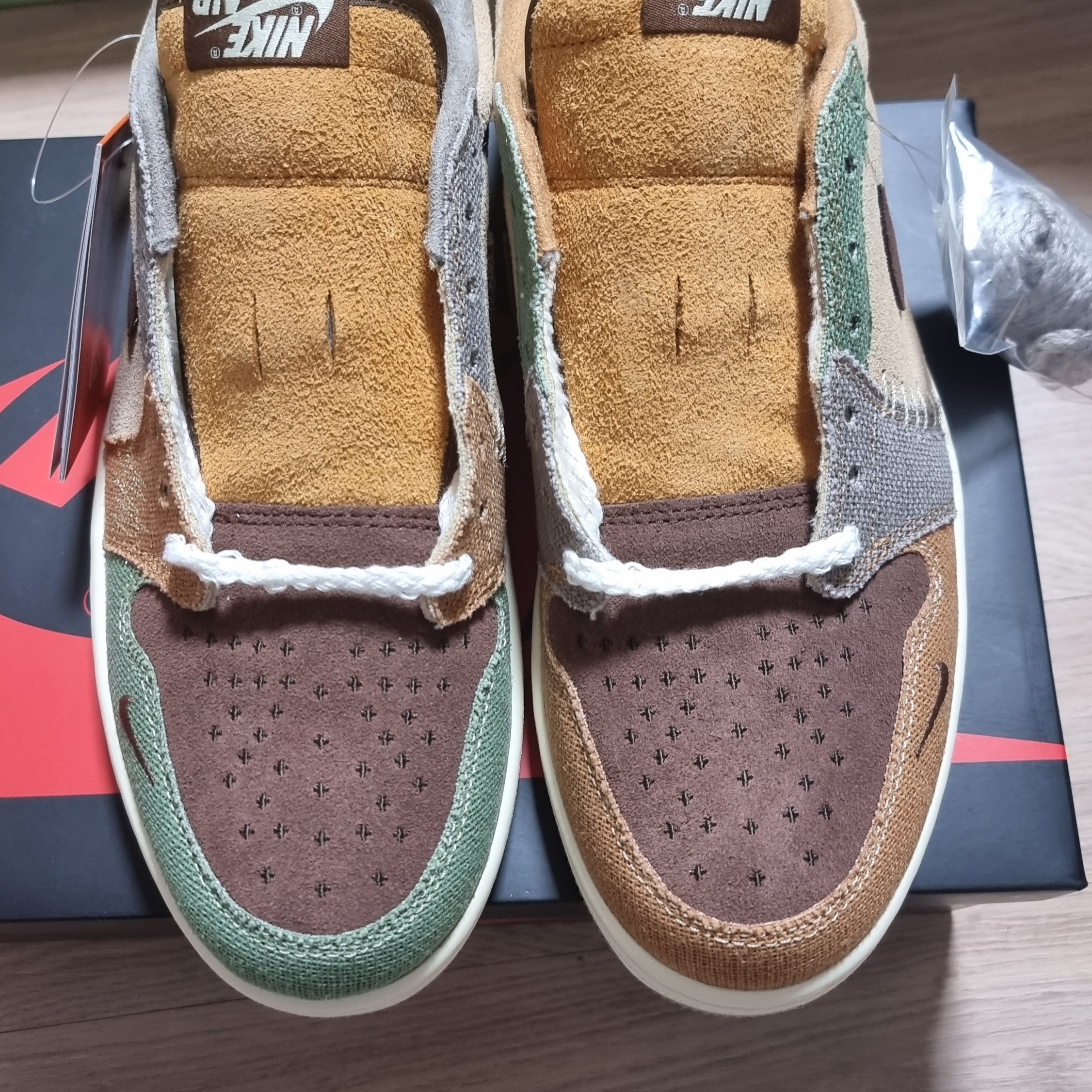 Jordan 1 x Zion Williamson Retro Low OG Flax and Oil Green 착용 스타일 - 1