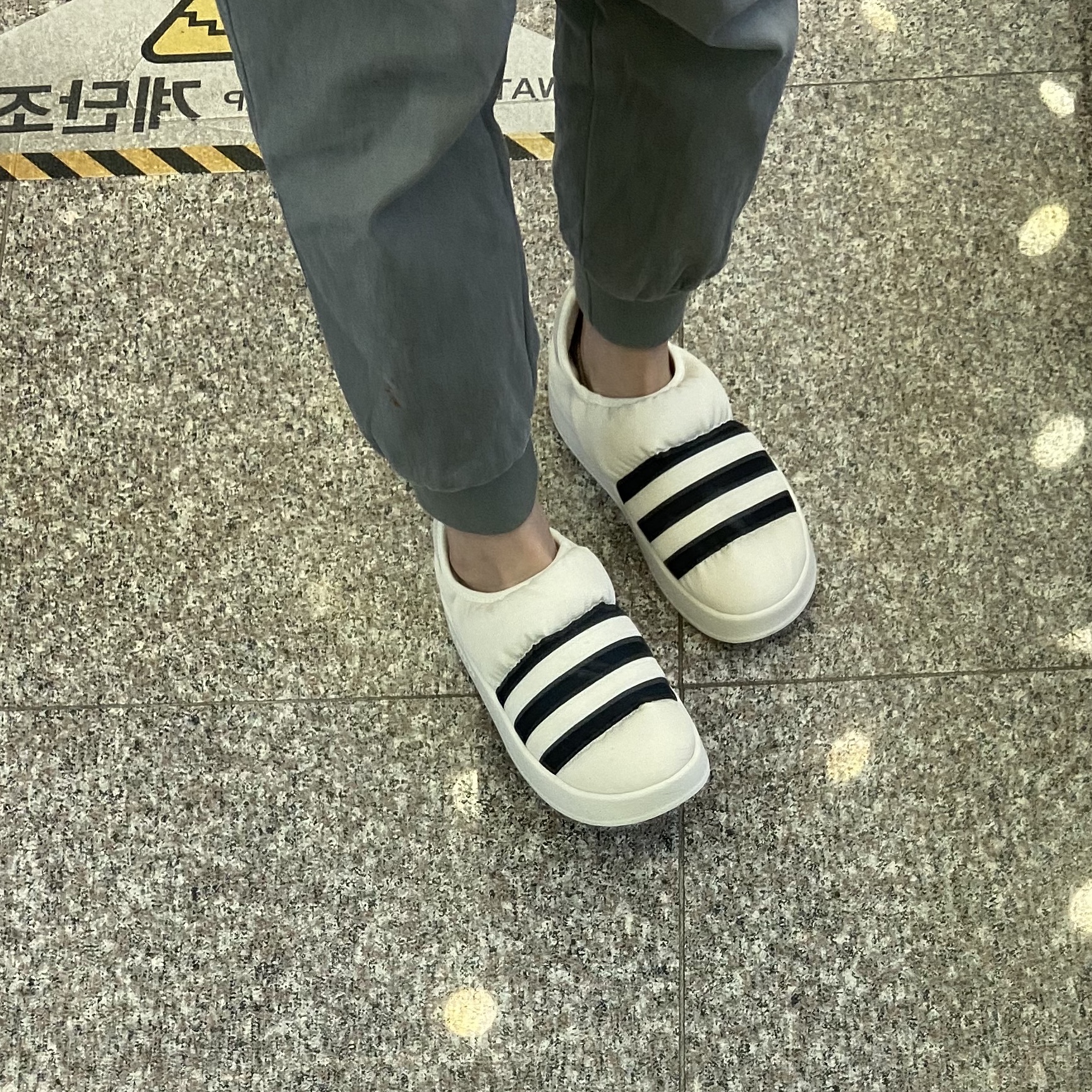 Adidas Puffylette Off White 착용 스타일