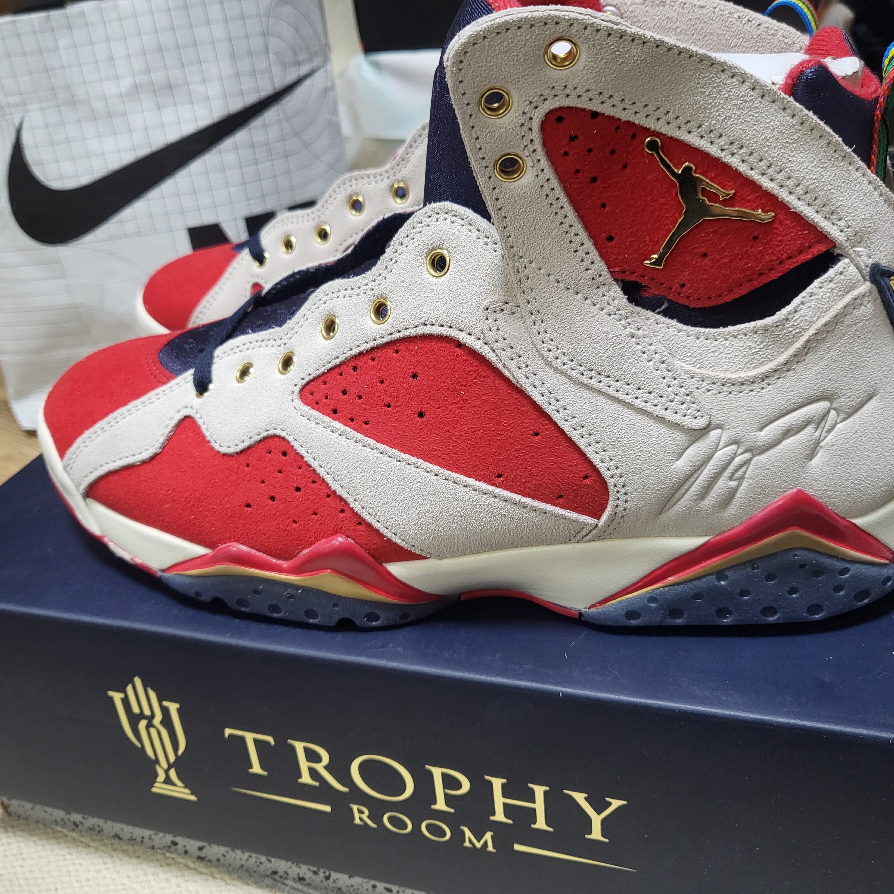 Jordan 7 x Trophy Room Retro SP True Red and Obsidian 착용 스타일 - 1