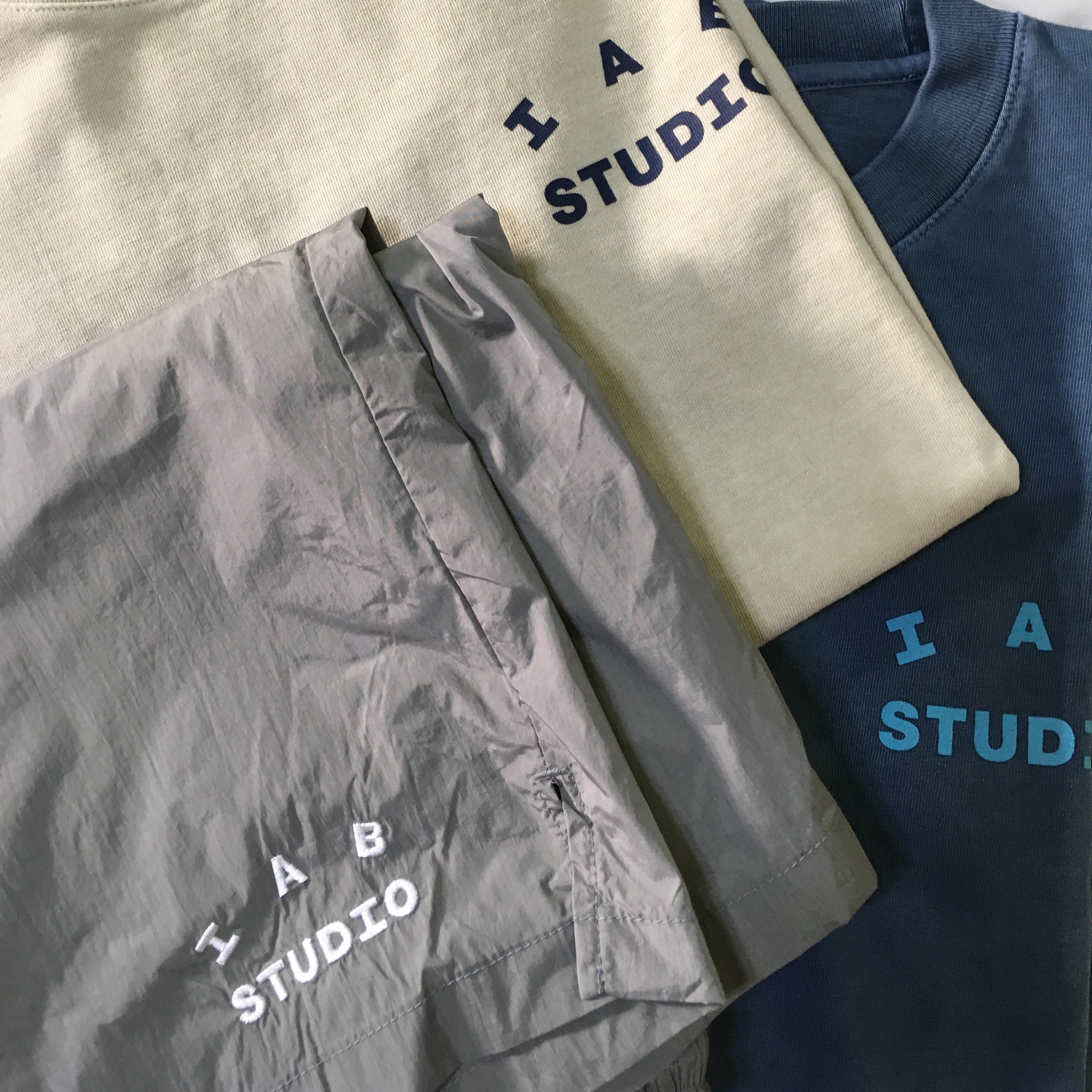 IAB Studio Woven Shorts Gray, IAB Studio Pigment T-Shirt Blue 착용 스타일