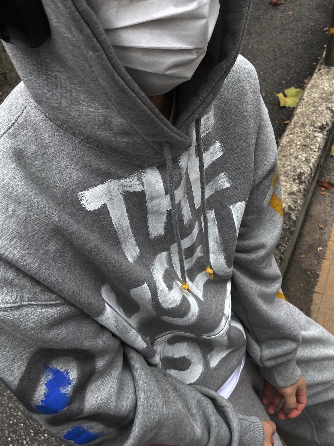 The Museum Visitor Heart Sprayed Hoody Grey - 22PF 착용 스타일 - 5