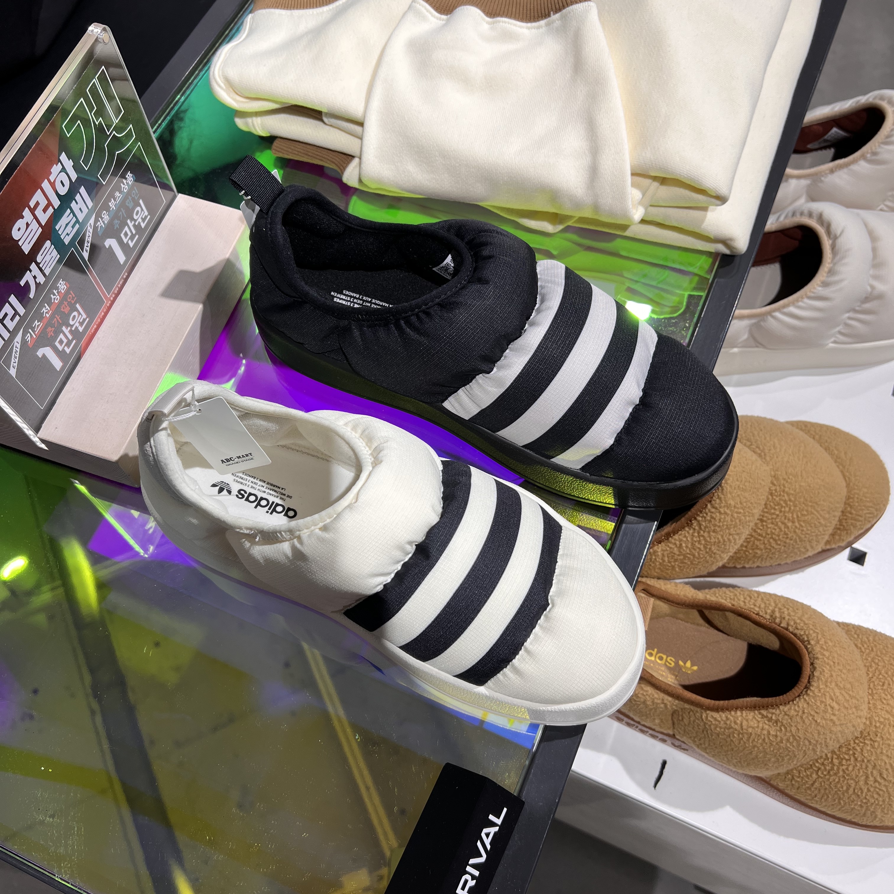 Adidas Puffylette Off White, Adidas Puffylette Core Black 착용 스타일