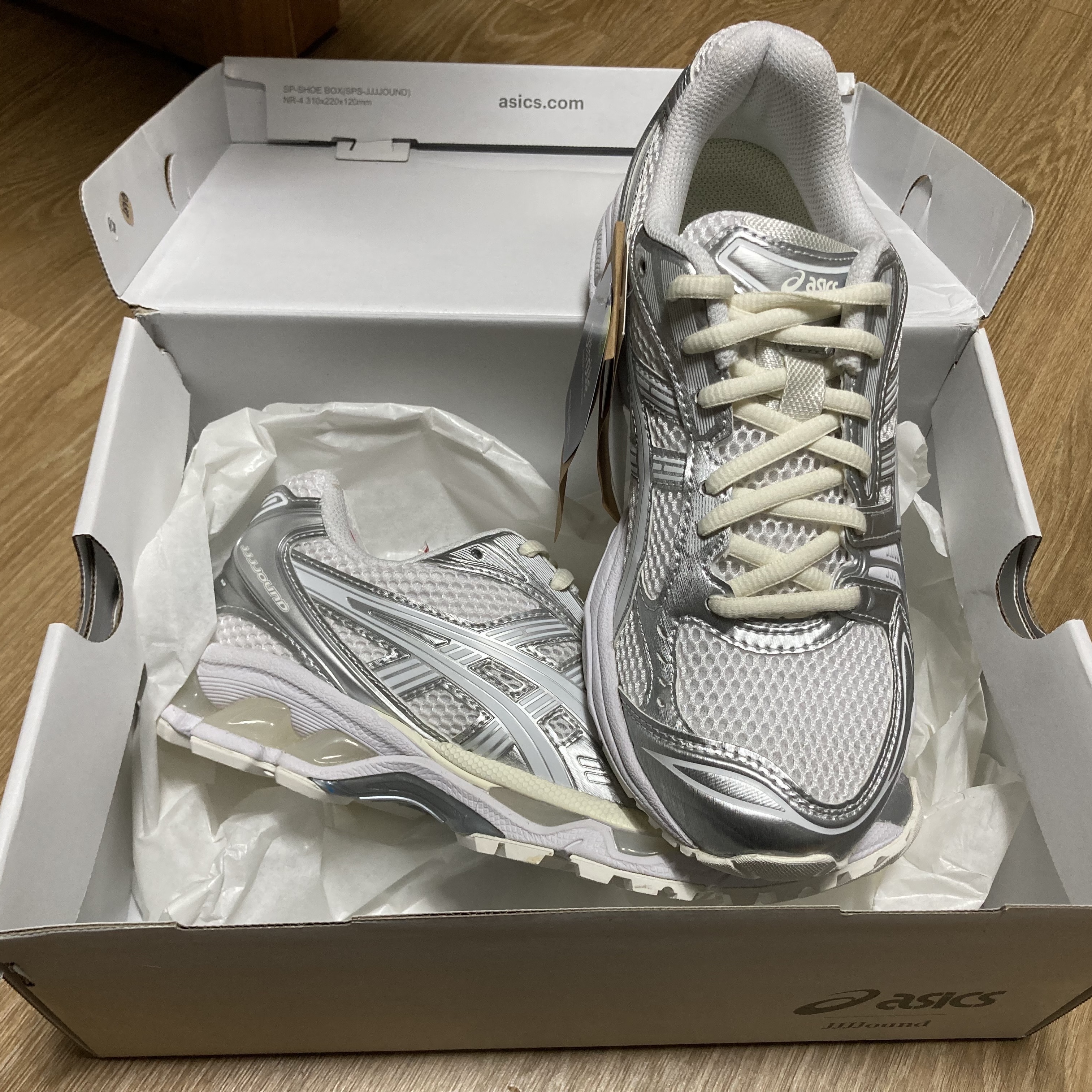 Asics x JJJJound Gel-Kayano 14 Silver White 착용 스타일 - 3