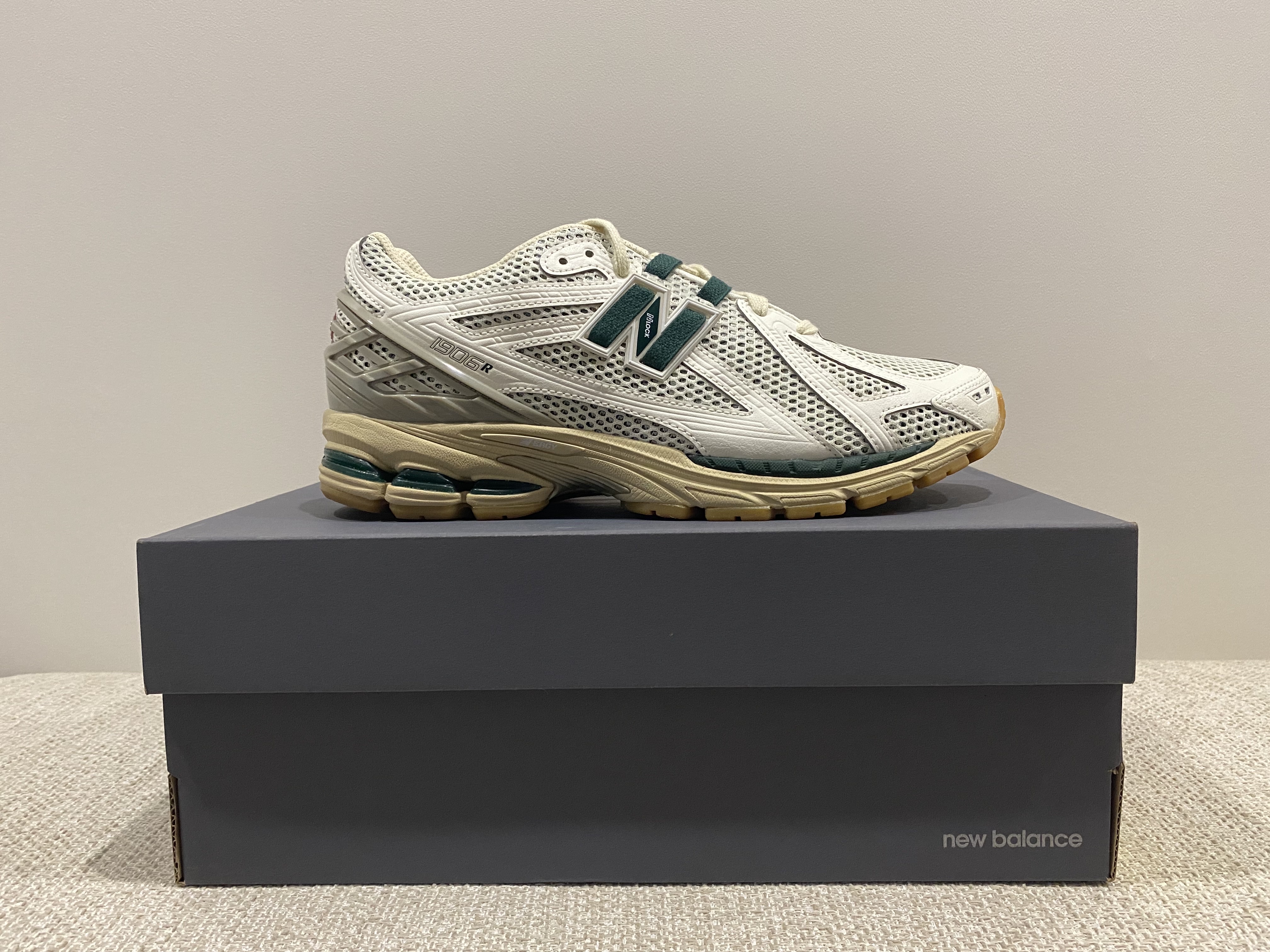 New Balance 1906R Silver Green 착용 스타일