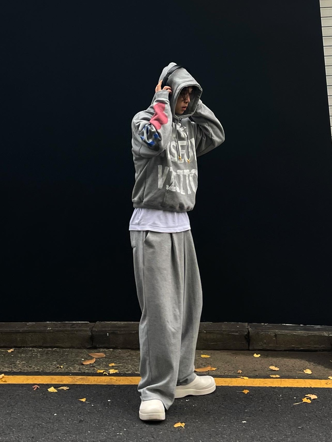 The Museum Visitor Heart Sprayed Hoody Grey - 22PF 착용 스타일 - 2