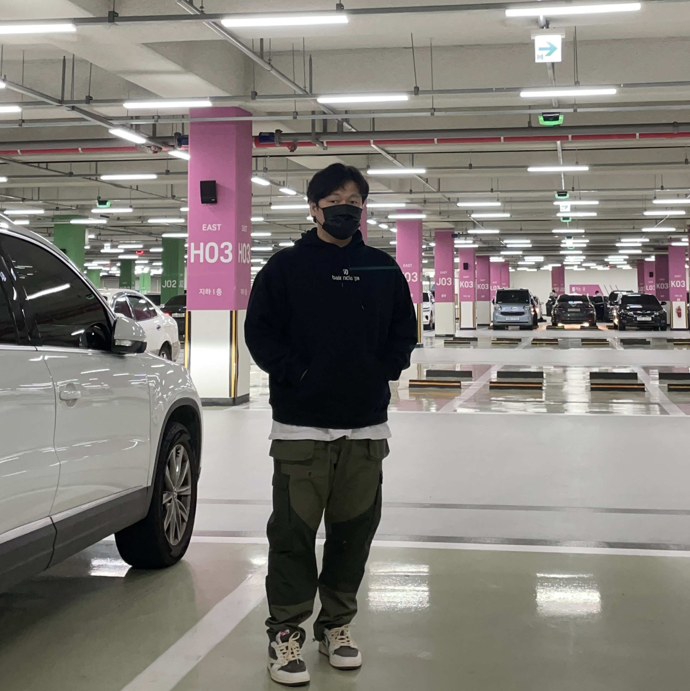 Jordan 1 x Travis Scott Retro Low OG SP Sail and Ridgerock, Jordan x Travis Scott Cargo Pants Olive 착용 스타일