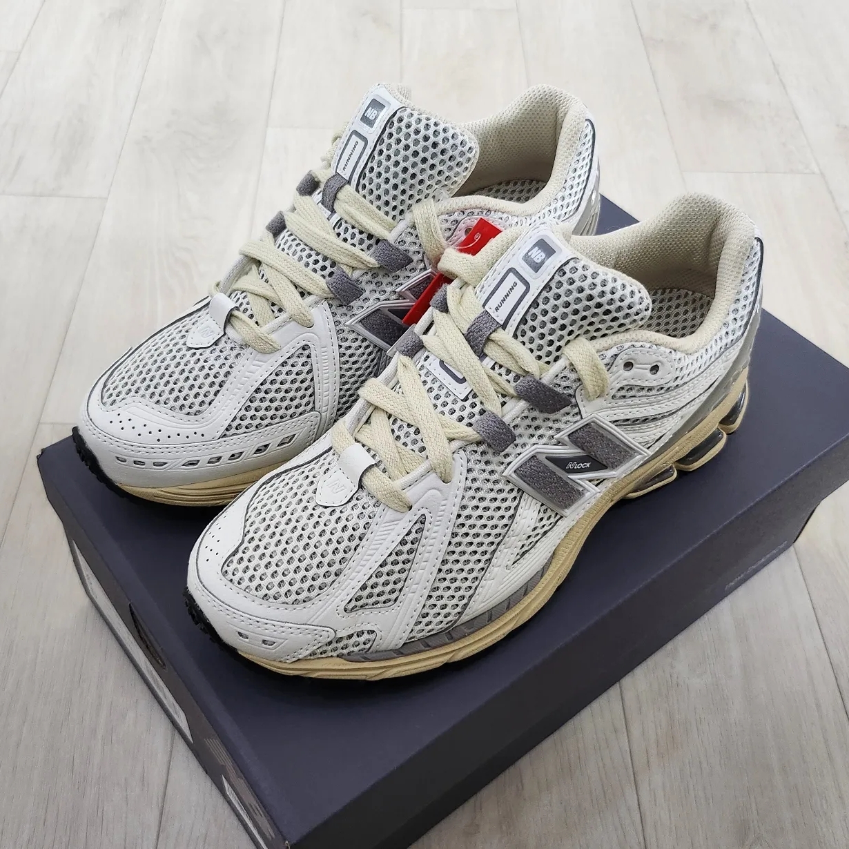 New Balance 1906R White Gray 착용 스타일 - 2