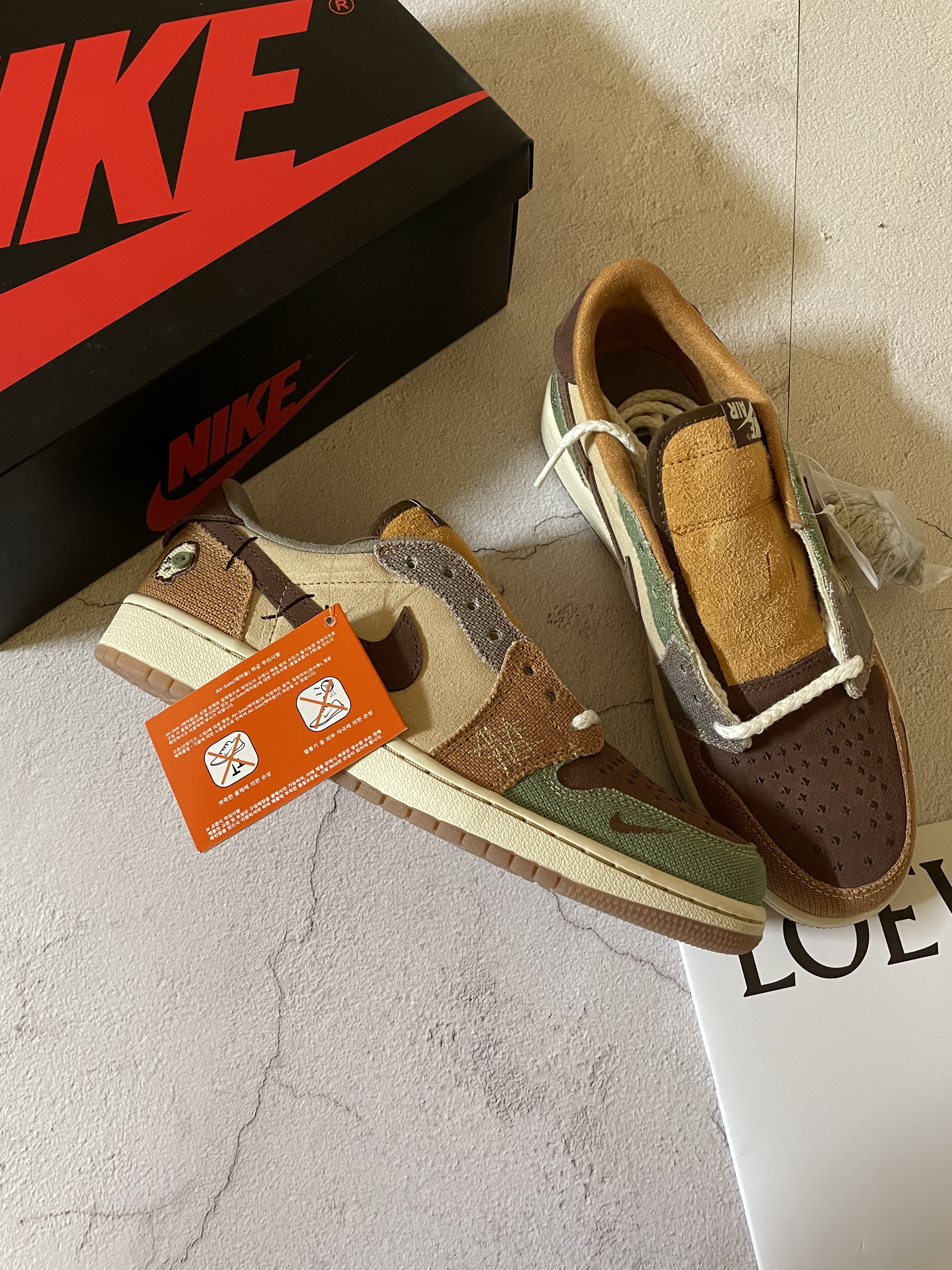 Jordan 1 x Zion Williamson Retro Low OG Flax and Oil Green 착용 스타일 - 1