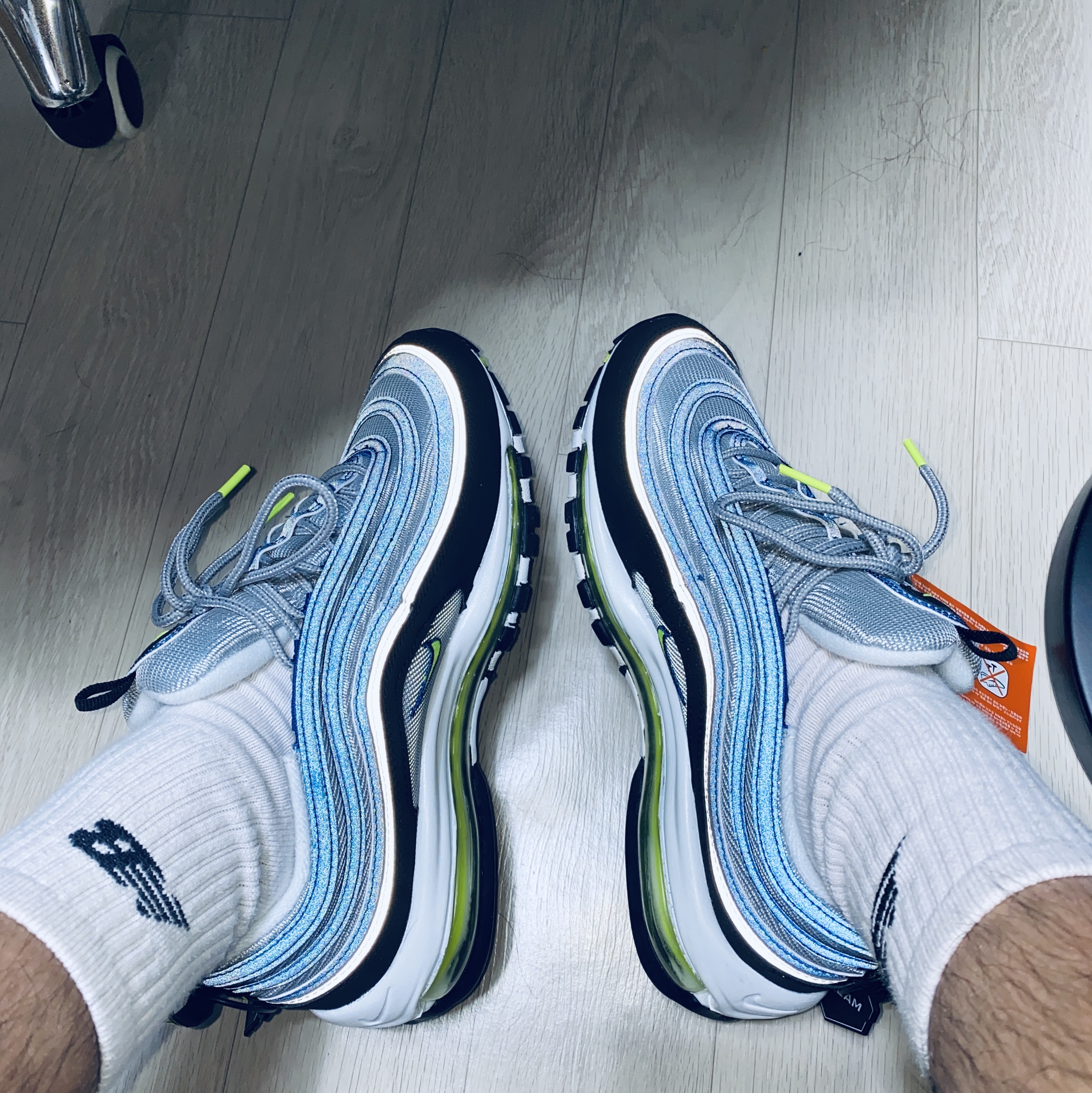 Nike Air Max 97 OG Atlantic Blue and Voltage Yellow 착용 스타일 - 2