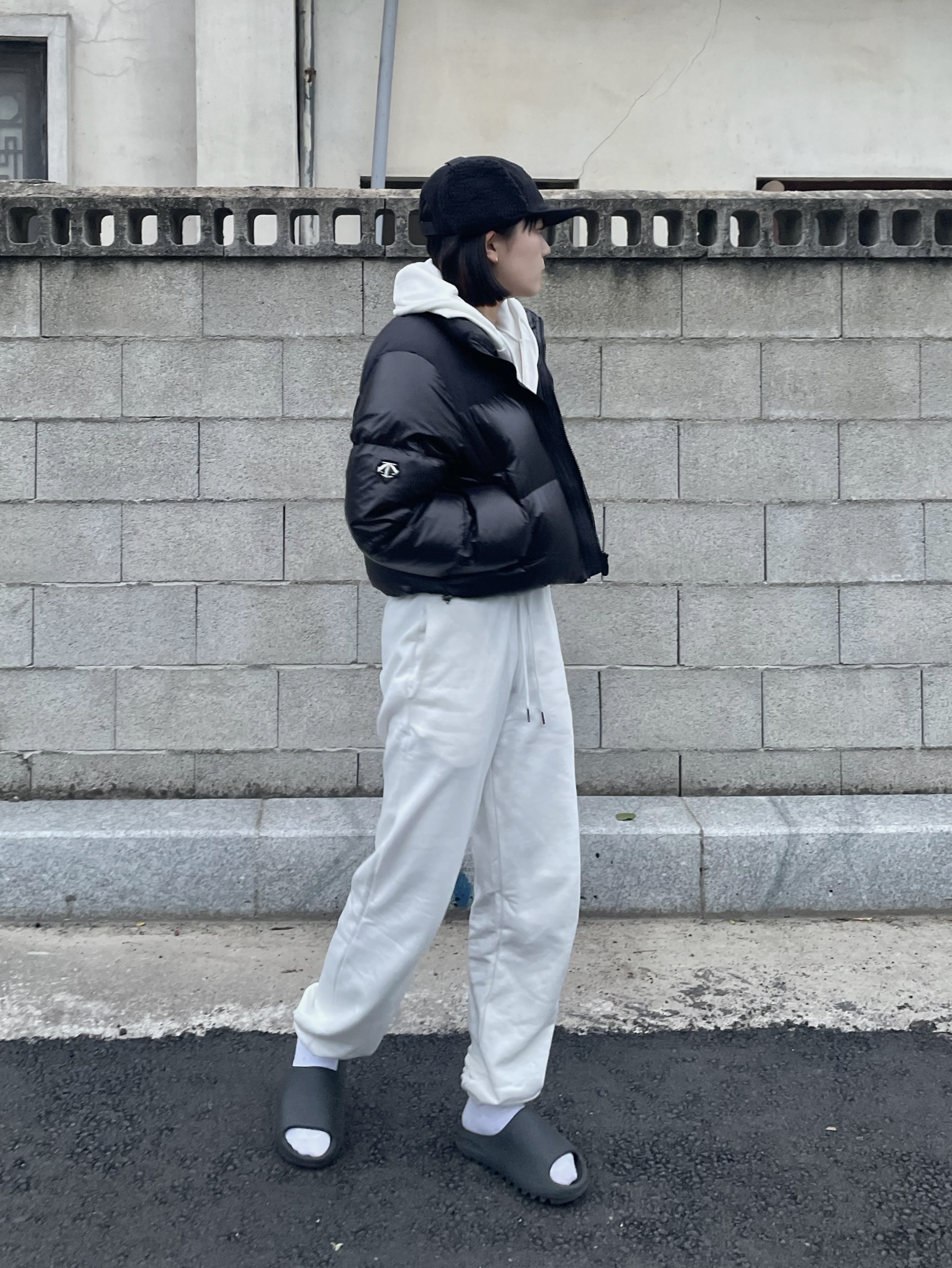 Adidas Yeezy Slide Onyx 착용 스타일 - 2