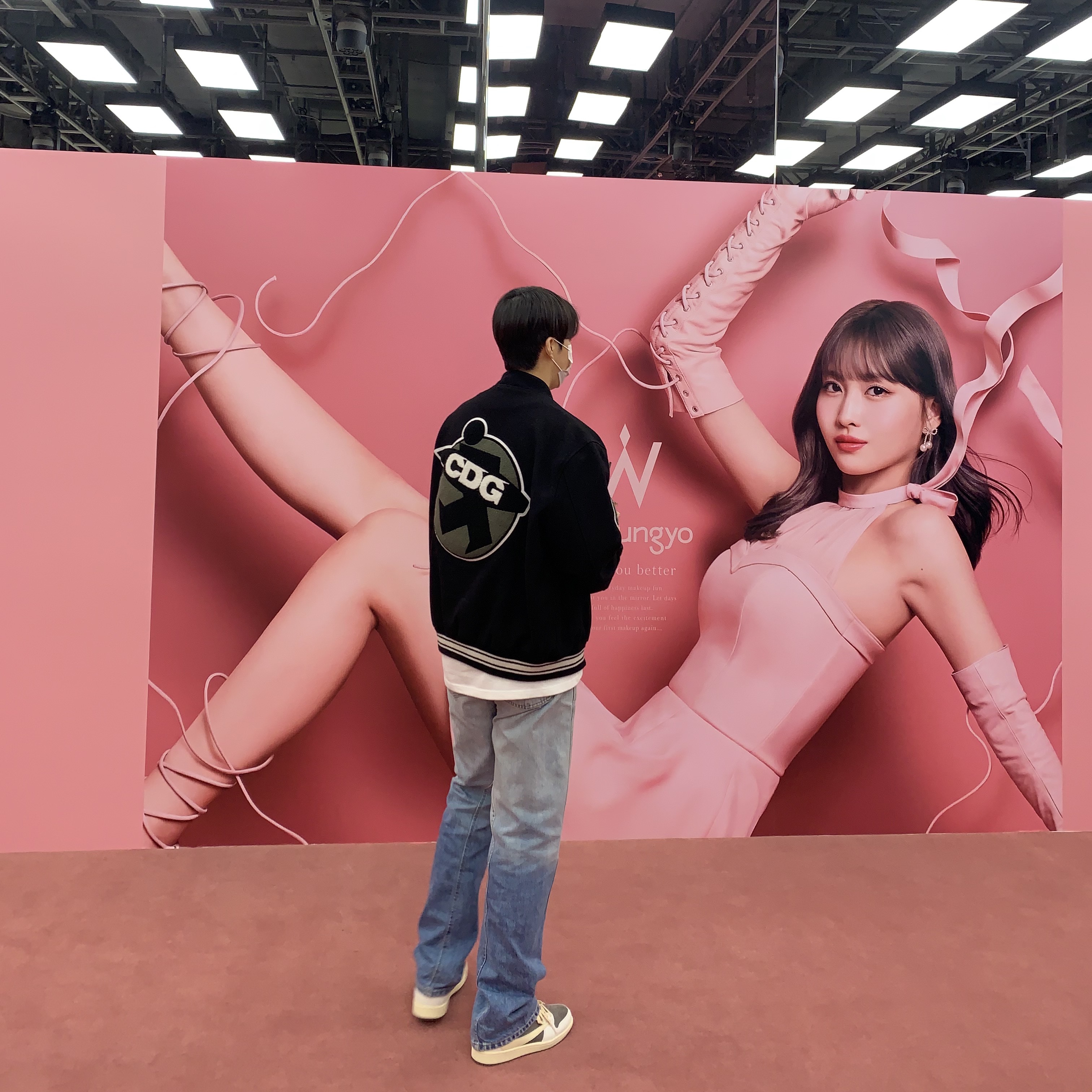 Jordan 1 x Travis Scott Retro Low OG SP Sail and Ridgerock, Stussy x CDG Varsity Jacket 착용 스타일 - 2