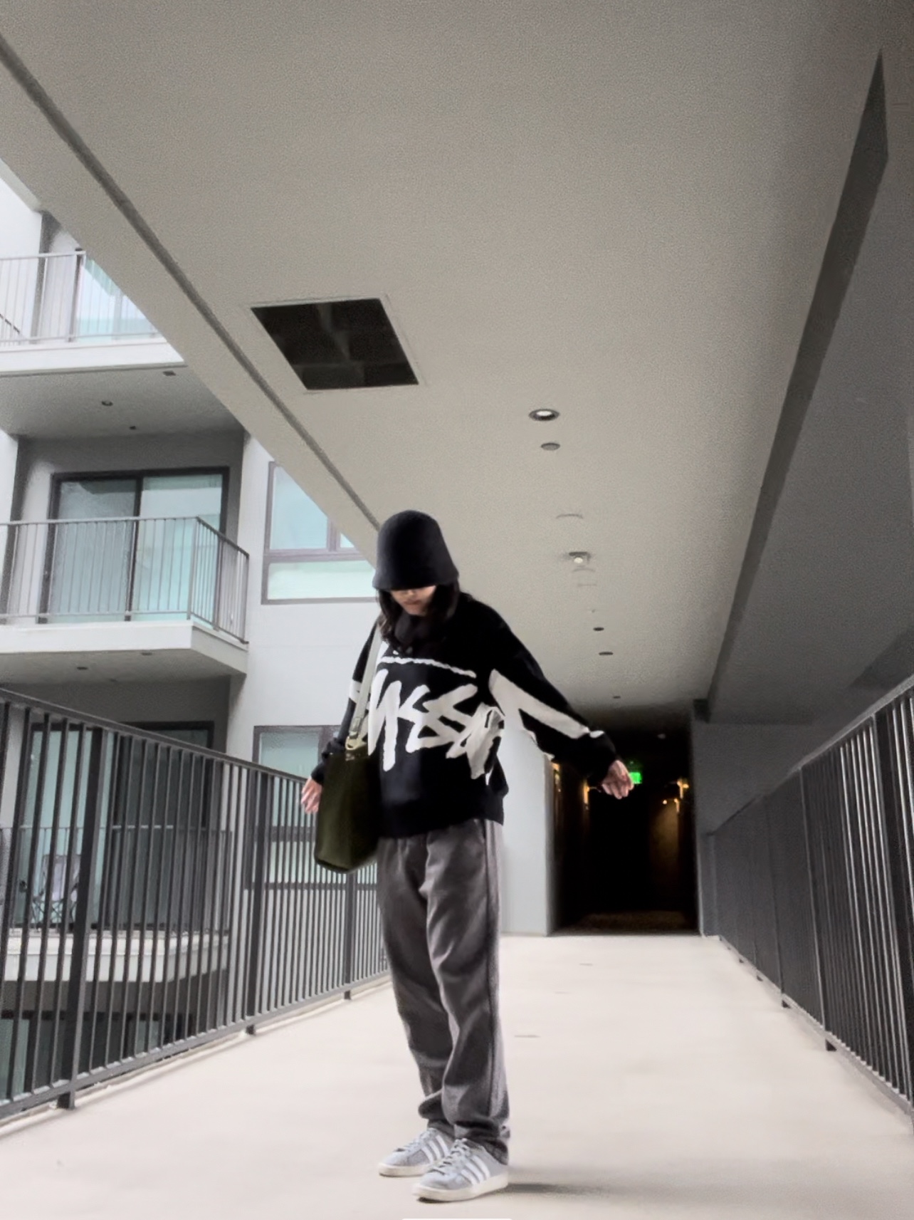Stussy Stock Sweater Black, Adidas Campus 80s Grey 착용 스타일 - 2