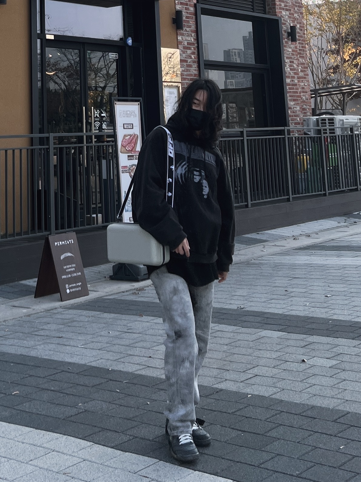 Off-White x Amore Pacific Protection Box (Without Cosmetics), Jordan 5 x Off-White Retro SP Black Muslin 착용 스타일 - 1