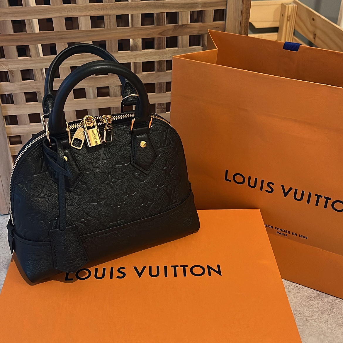 Louis Vuitton Neo Alma BB Monogram Empreinte Black 착용 스타일