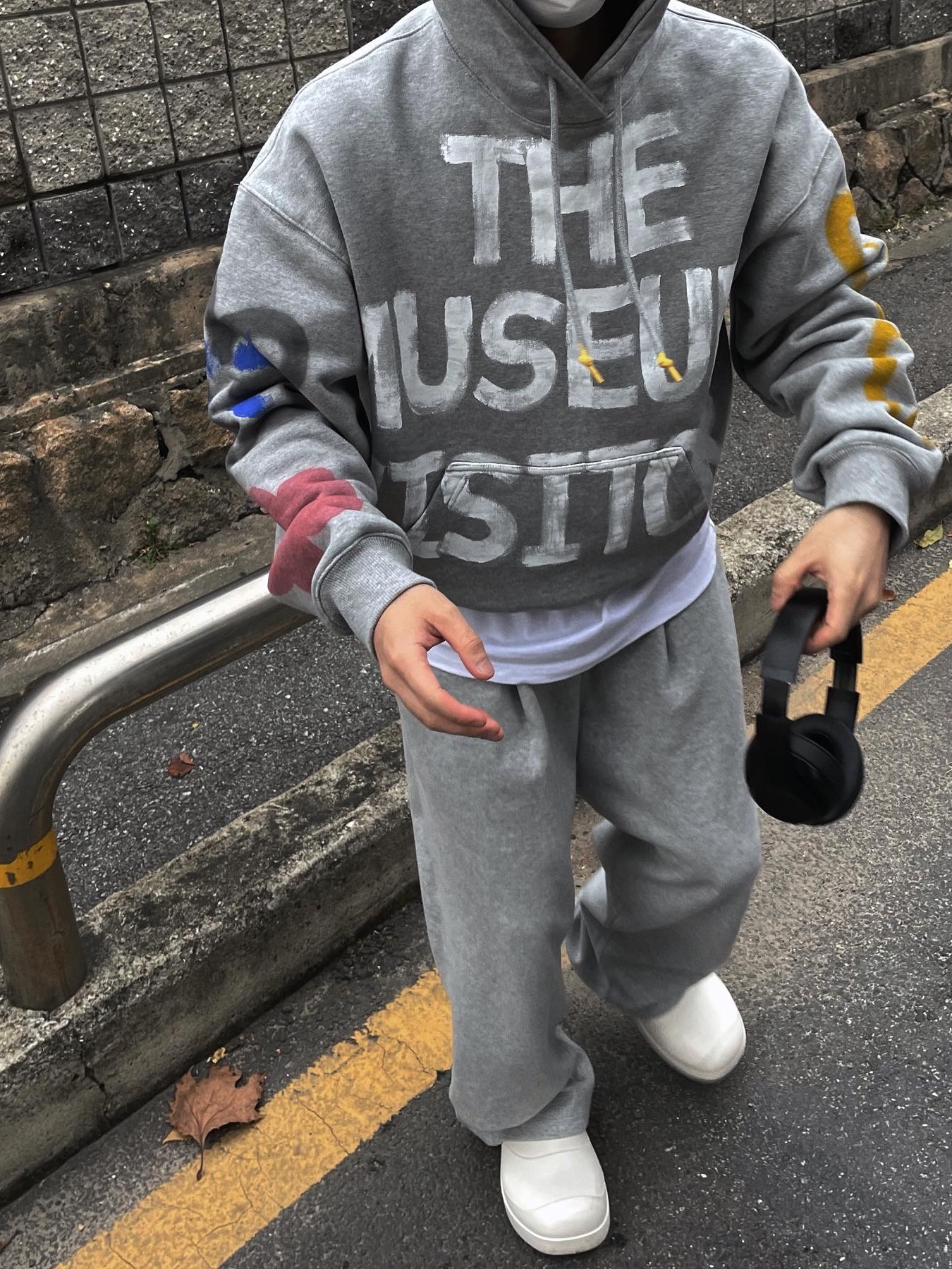The Museum Visitor Heart Sprayed Hoody Grey - 22PF 착용 스타일 - 3
