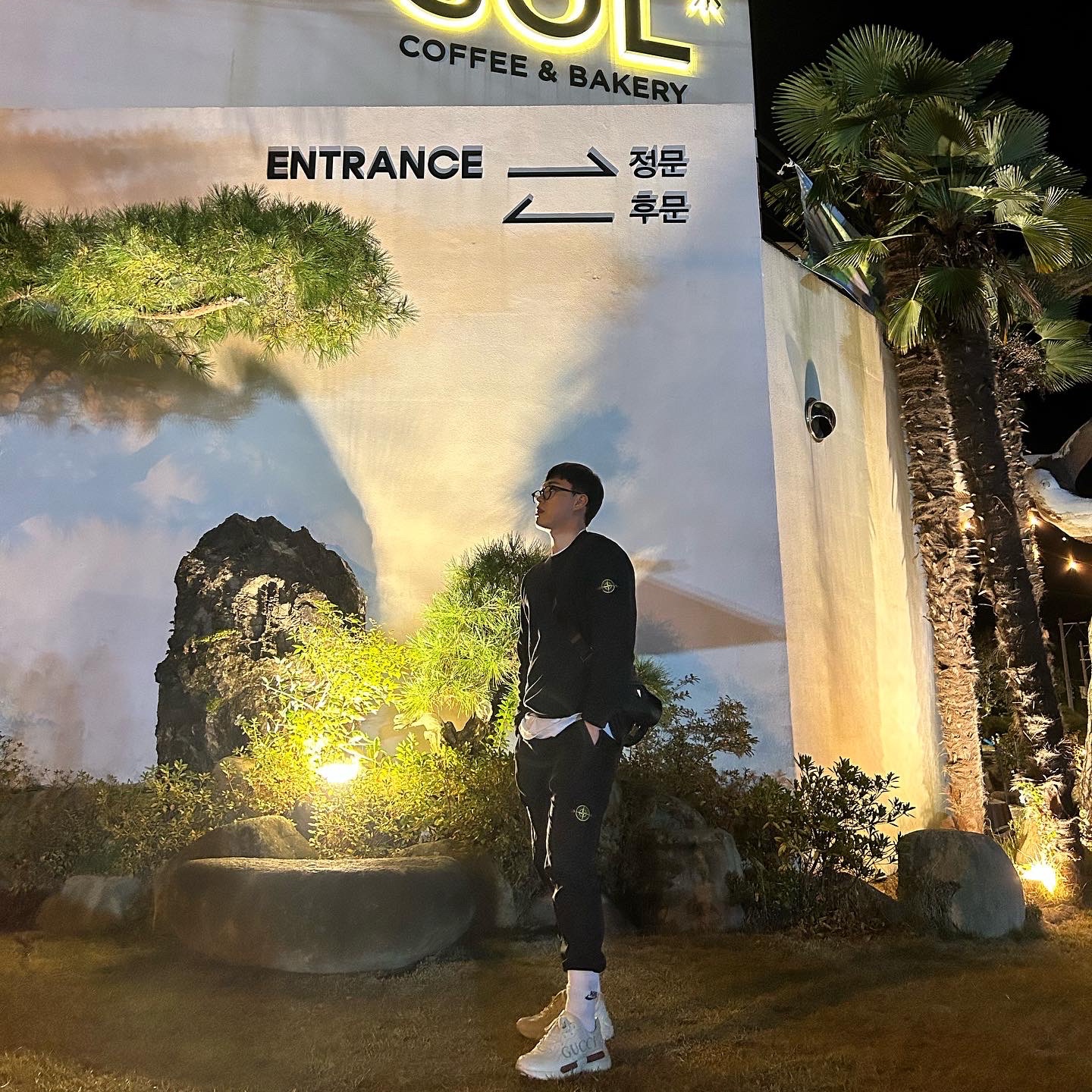 Stone Island 63051 Crewneck Sweatshirt Black - 22SS, Stone Island 31303 Stretch Cotton Tela Paracadute Cargo Pants Black - 22SS 착용 스타일