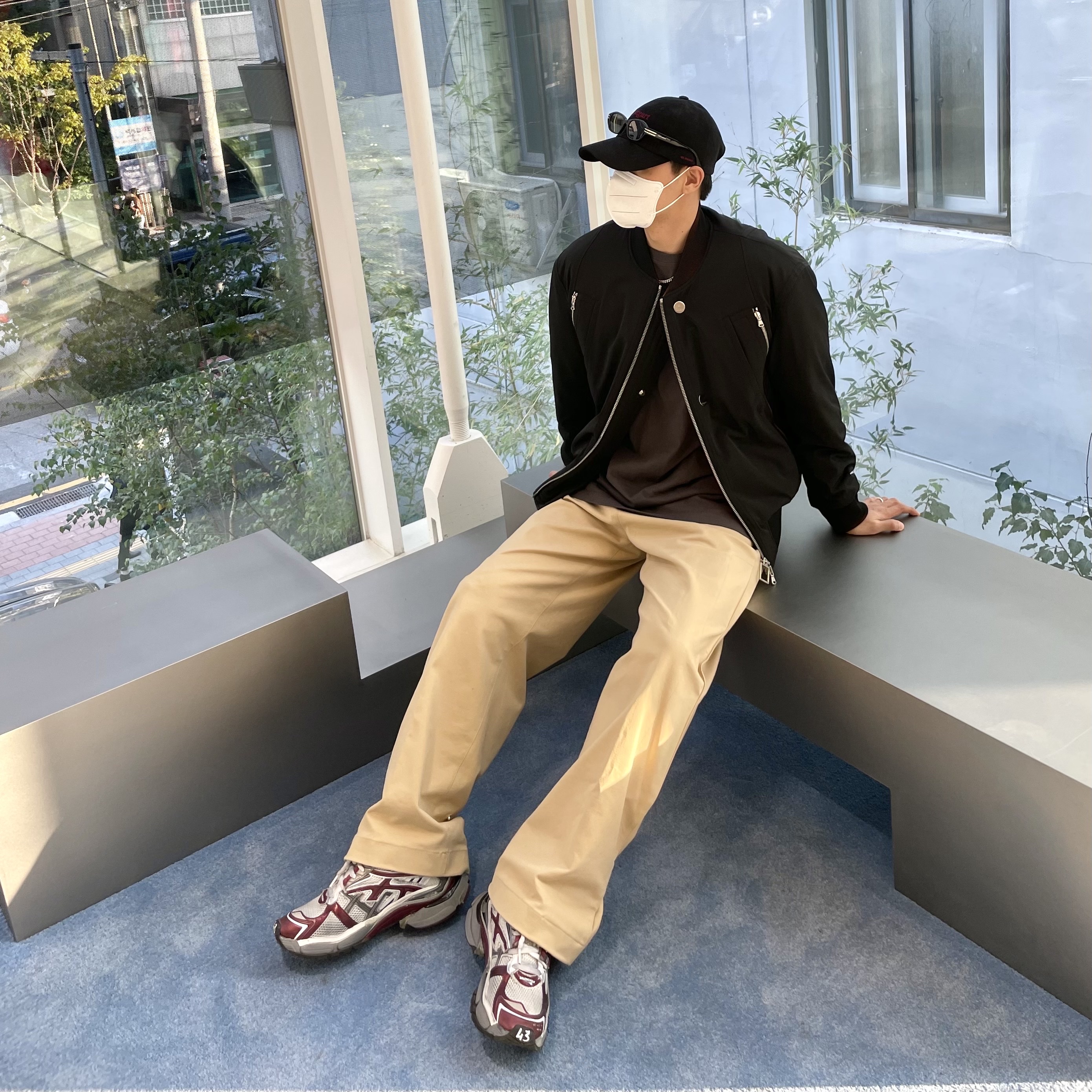 Balenciaga Runner Sneakers Grey Burgundy 착용 스타일
