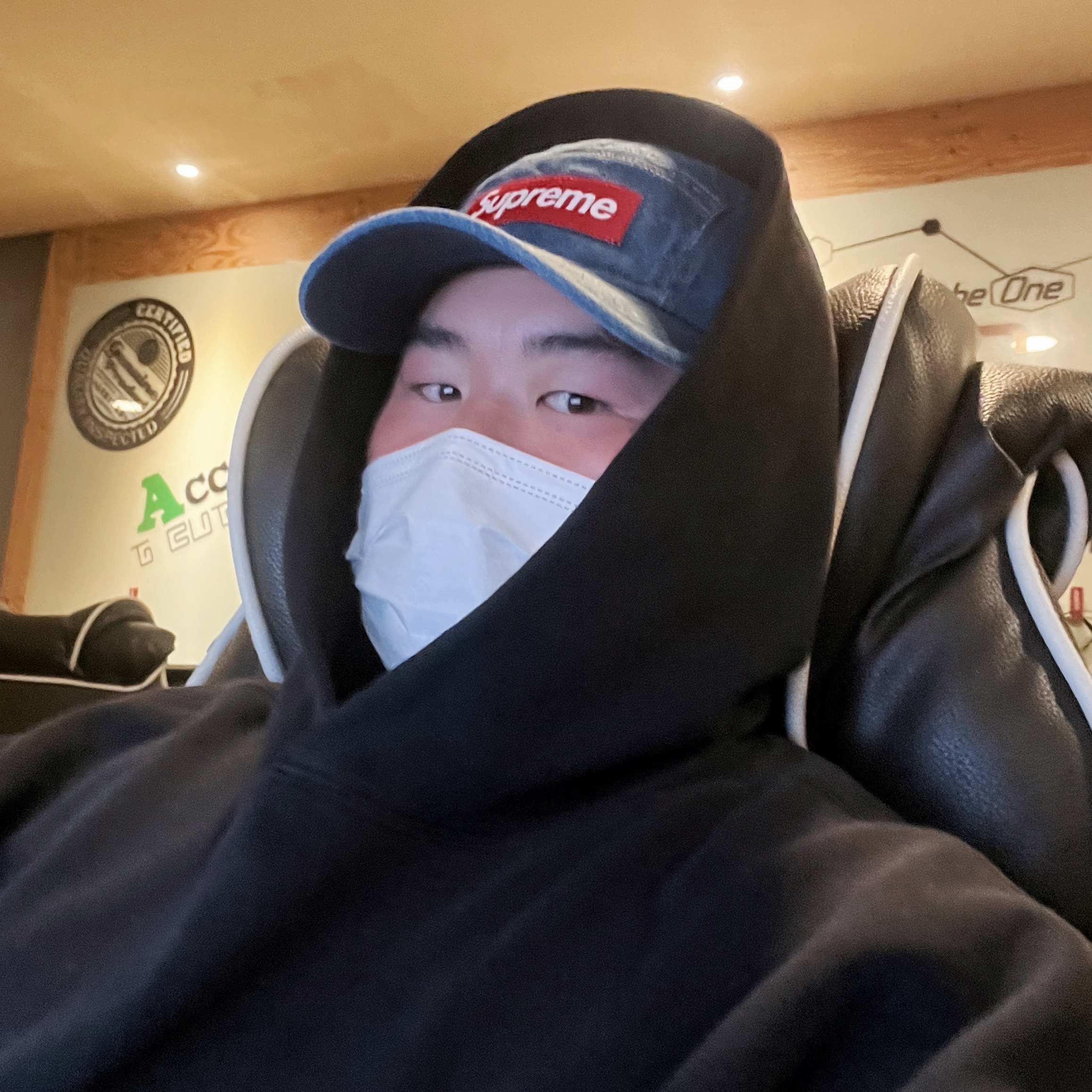 Nike x Supreme Shox Ride 2 SP White, Yeezy Gap Hoodie Black 착용 스타일 - 2