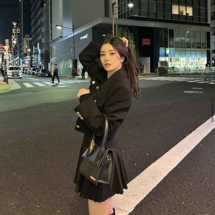 Jacquemus Le Chiquito Moyen Leather Handbag Black, Jacquemus Le Grand Chiquito Large Leather Handbag Black 착용 스타일 - 1