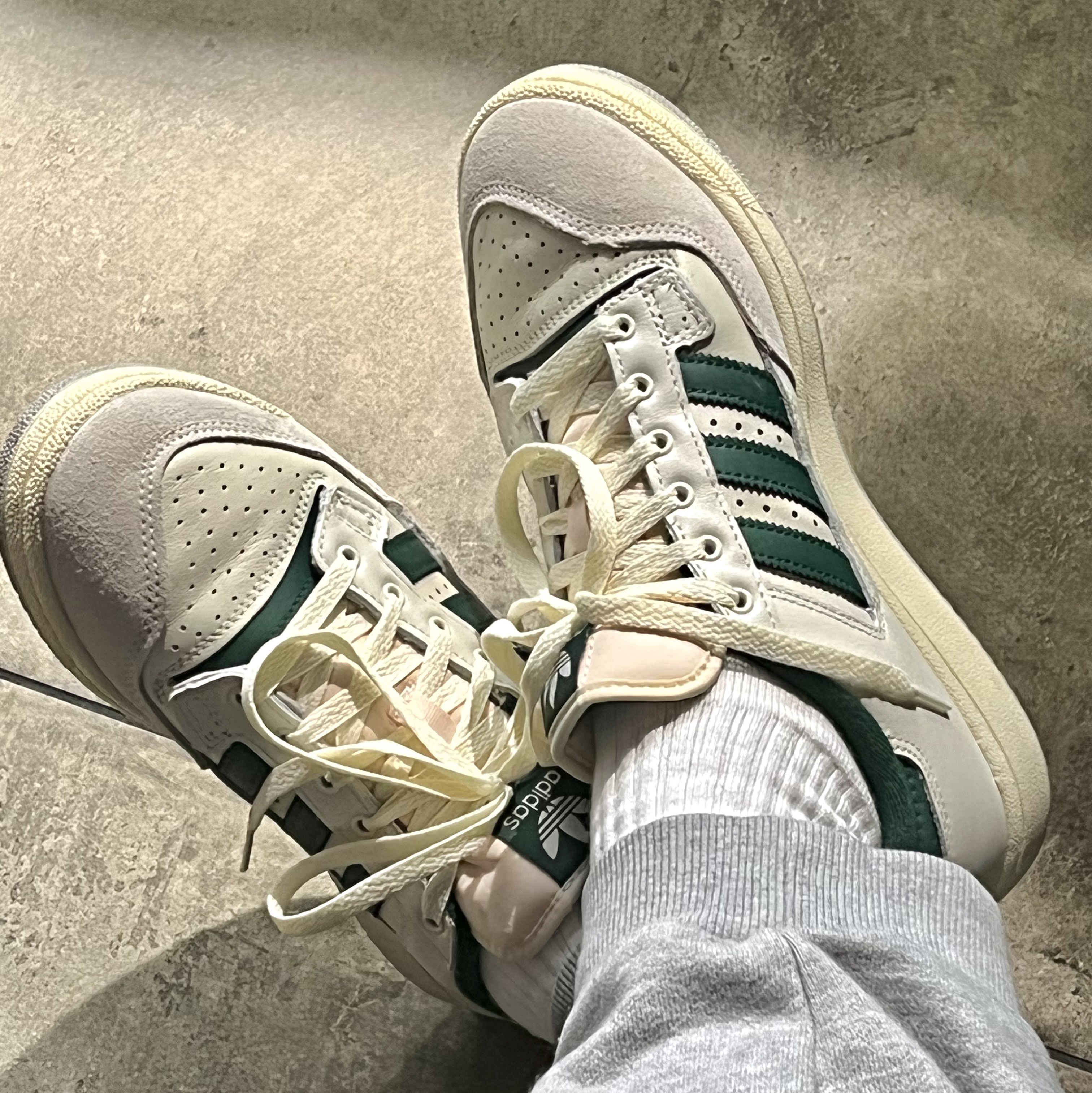 Adidas Centennial 85 Low Cloud White Team Dark Green 착용 스타일
