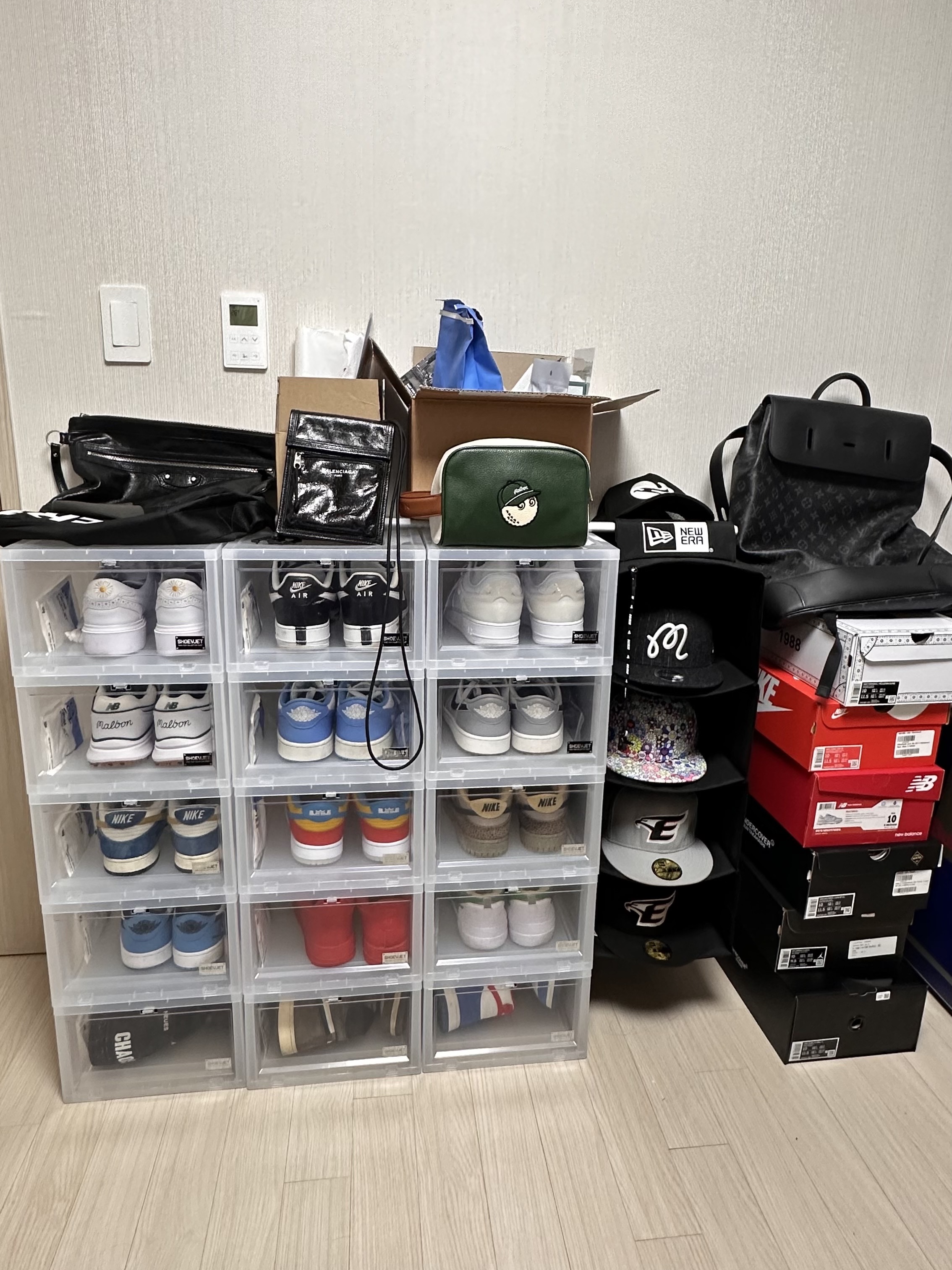 Nike x LeBron James x Fruity Pebbles Dunk Low QS Habanero Red, Balenciaga Small Explorer Pouch Messenger Bag Black 착용 스타일 - 2