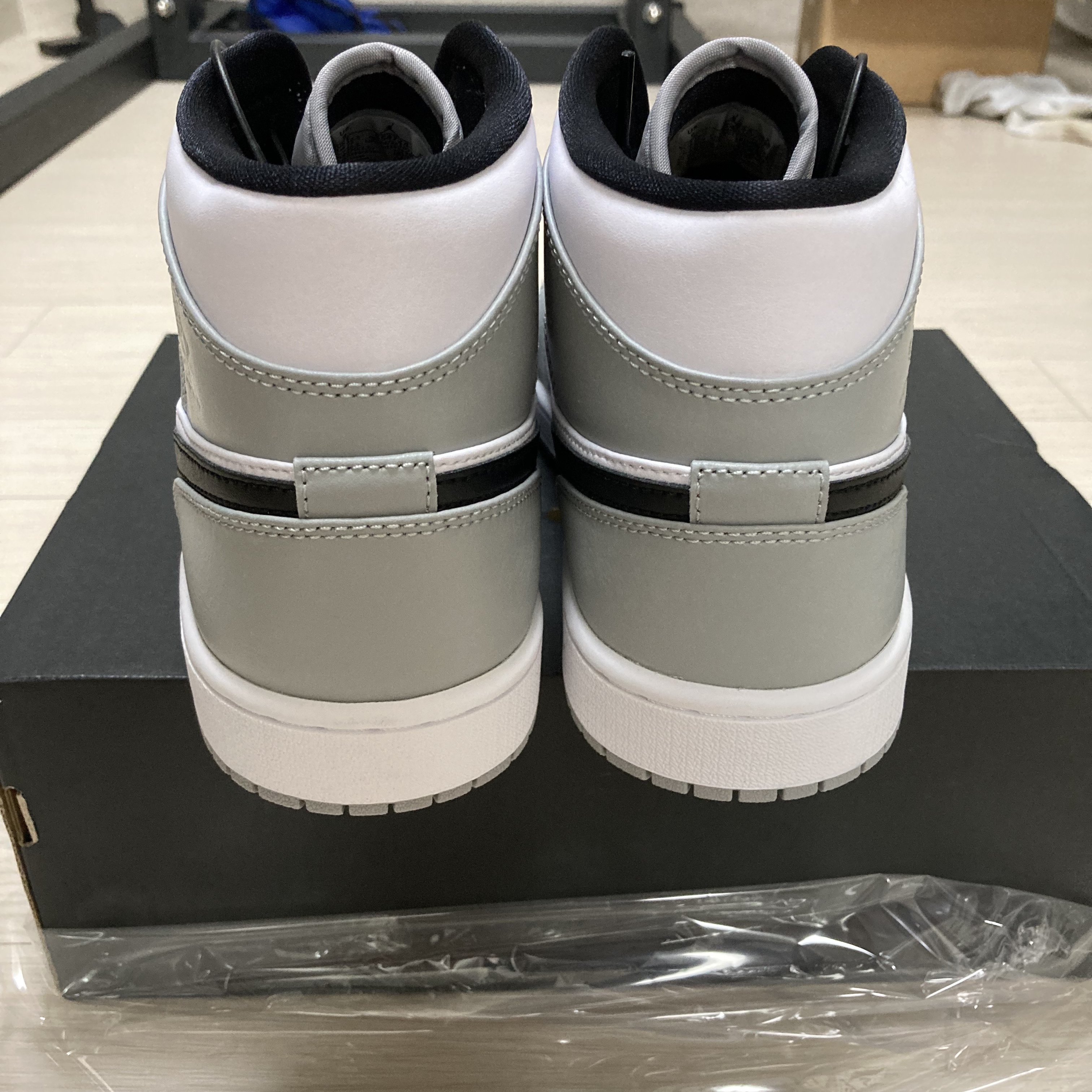 Jordan 1 Mid Light Smoke Grey 착용 스타일 - 3