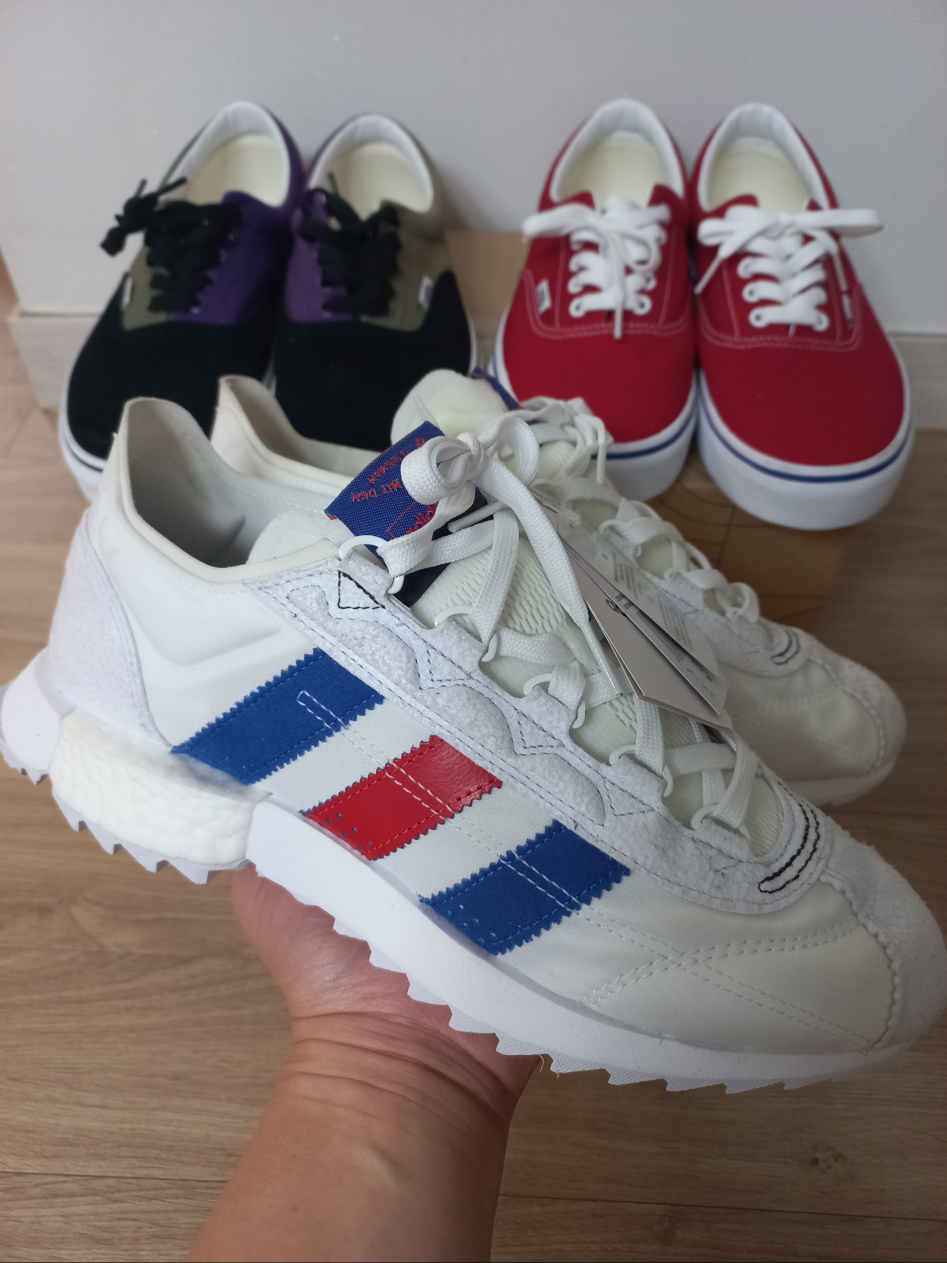 Adidas SL 7600 White Collegiate Navy 착용 스타일