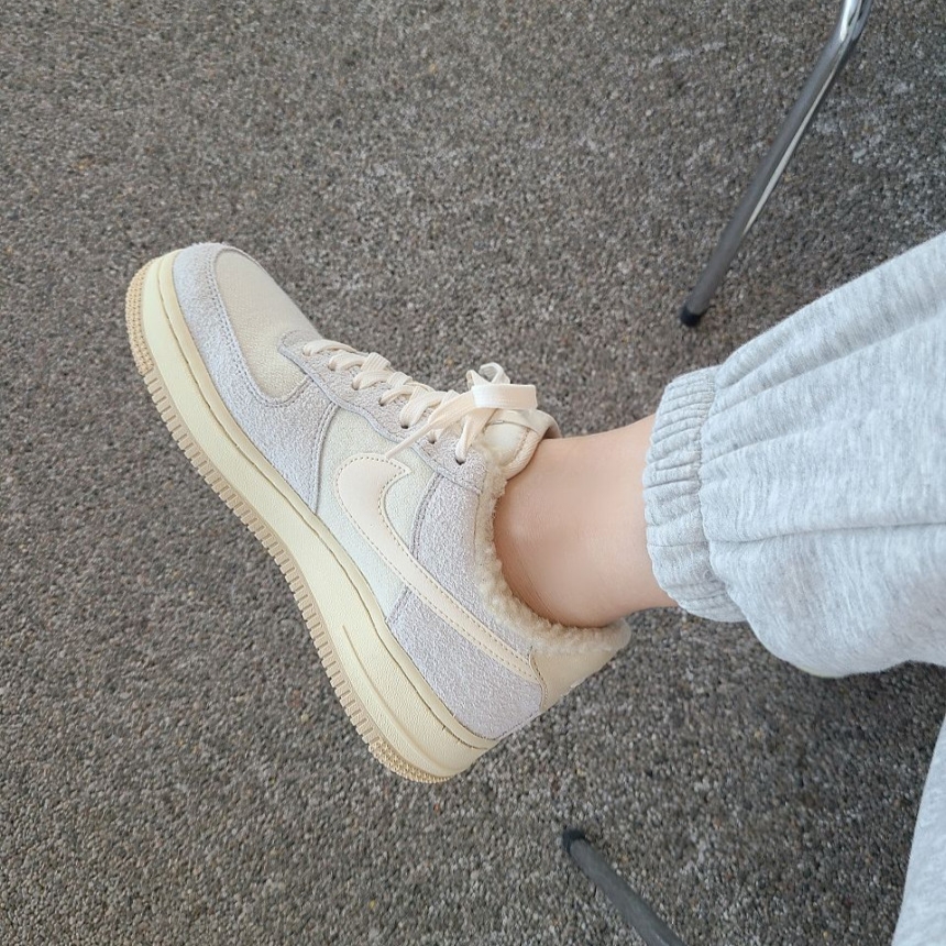 (W) Nike Air Force 1 '07 LV8 Photon Dust Cashmere 착용 스타일 - 1