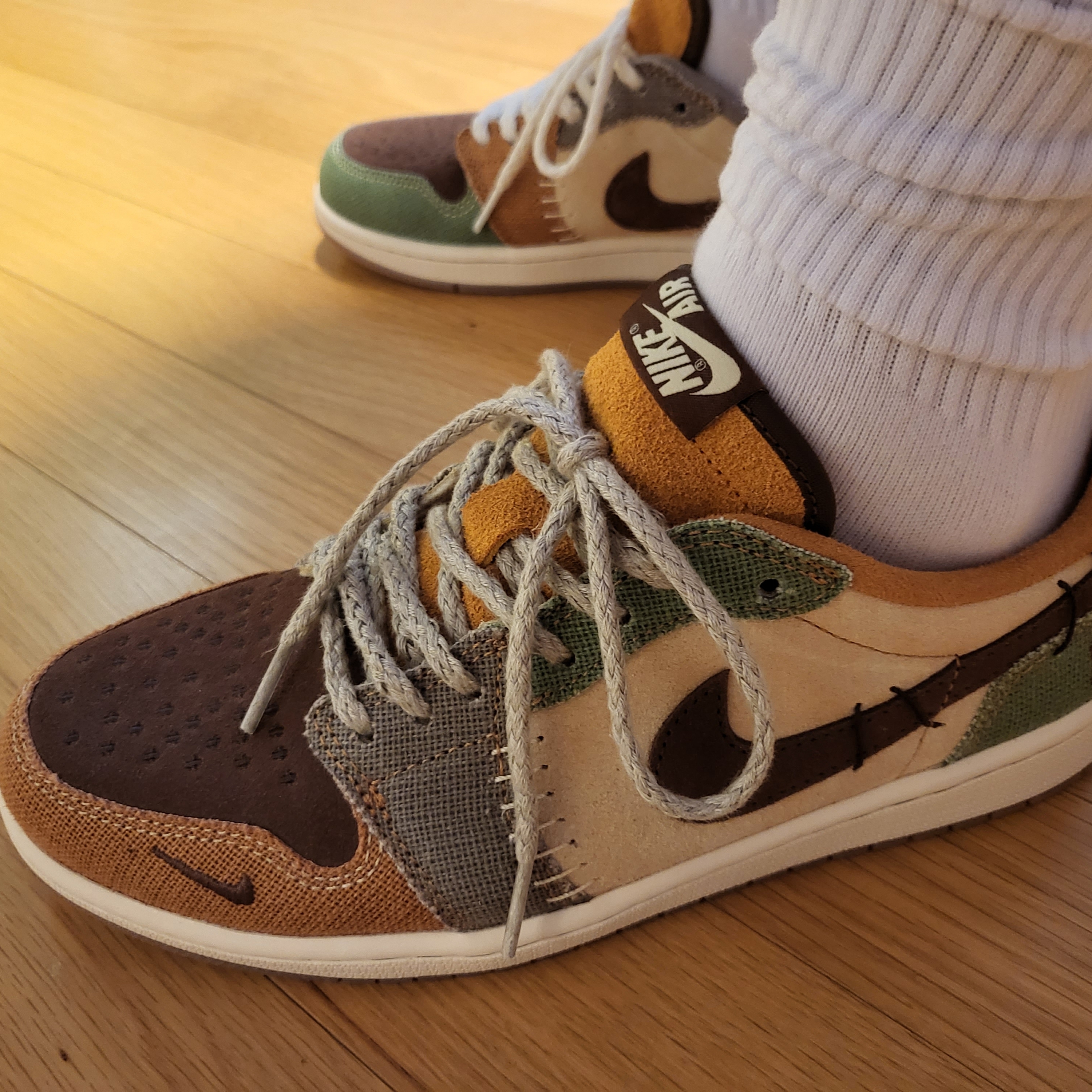 Jordan 1 x Zion Williamson Retro Low OG Flax and Oil Green 착용 스타일 - 3