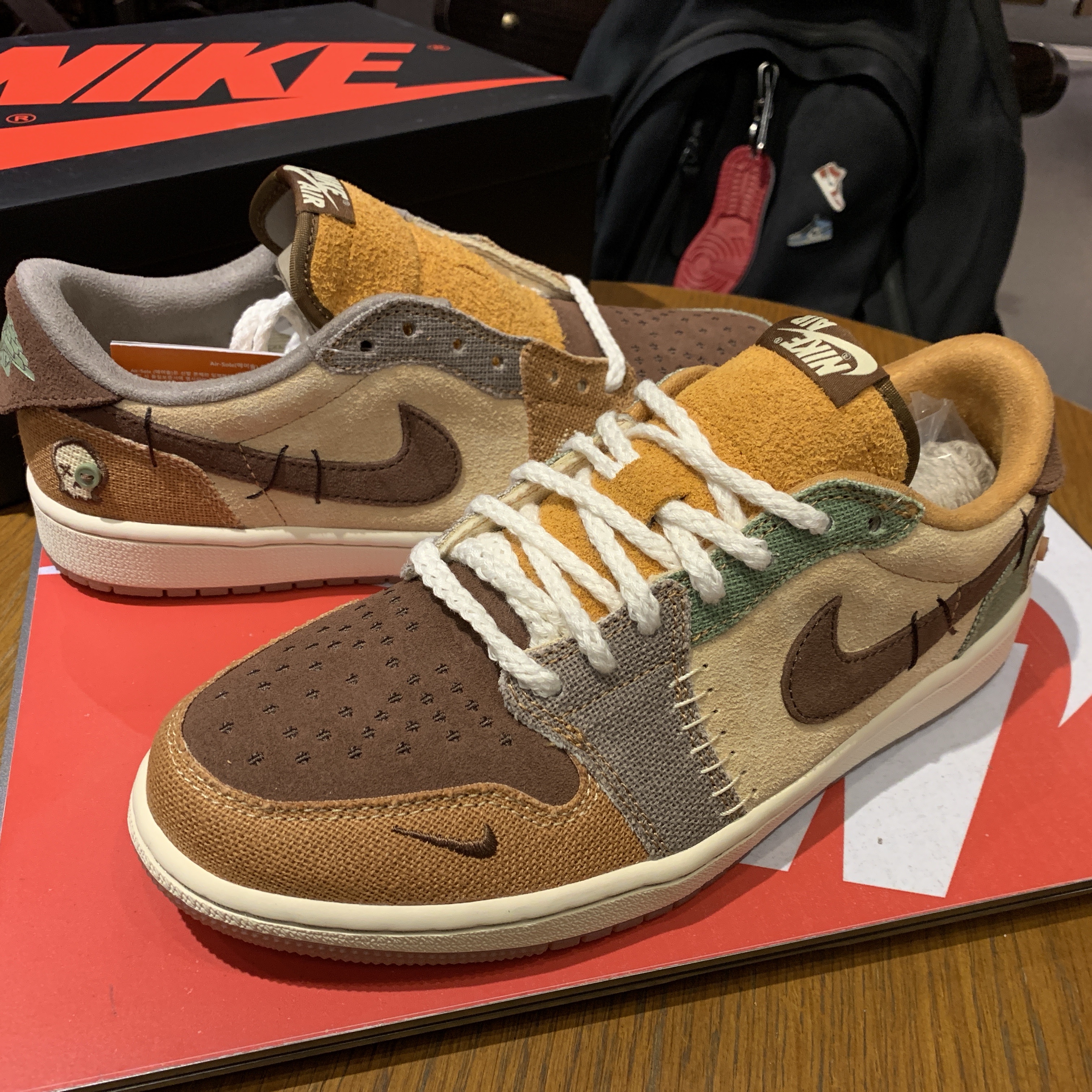 Jordan 1 x Zion Williamson Retro Low OG Flax and Oil Green 착용 스타일 - 1
