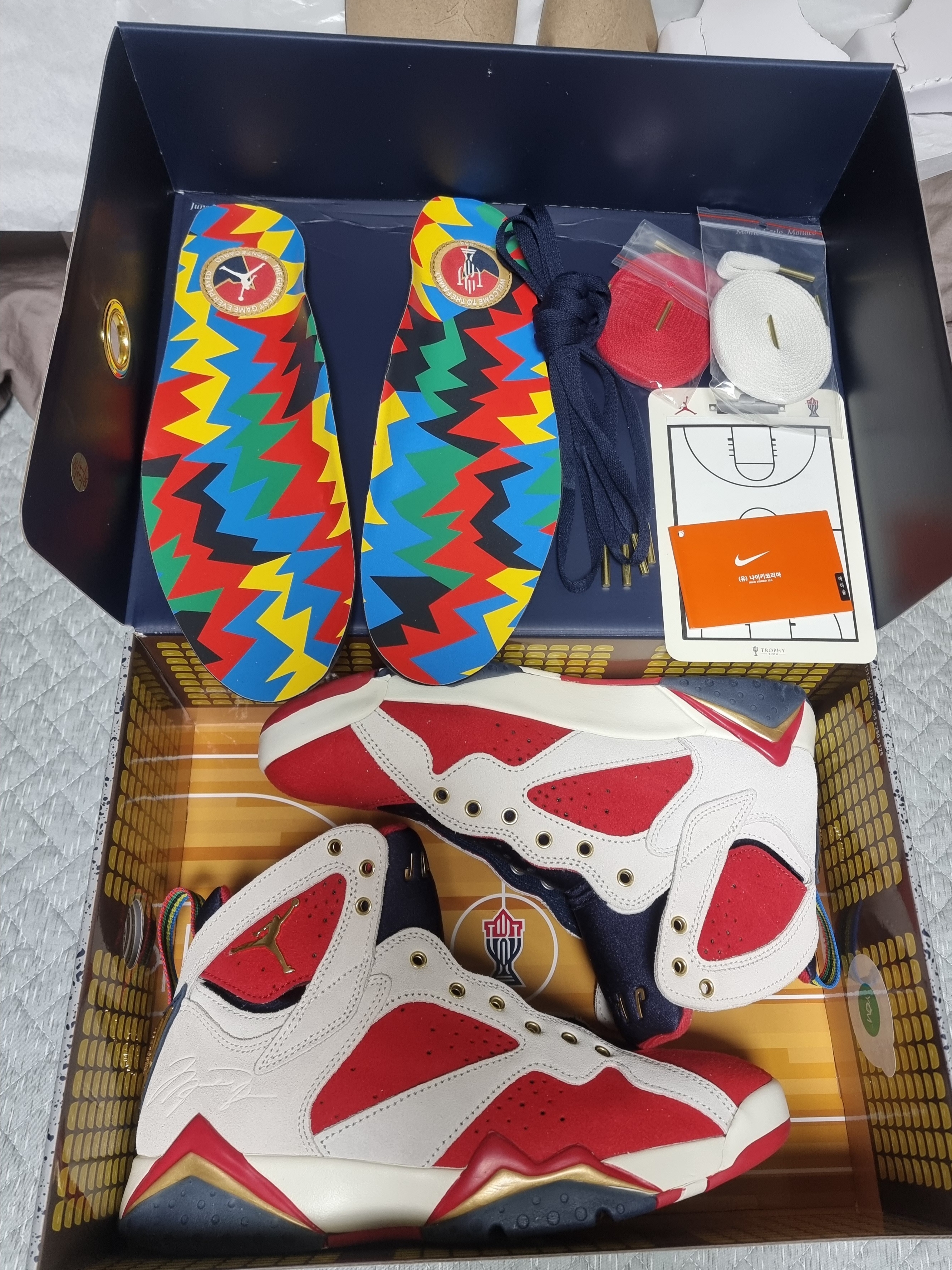 Jordan 7 x Trophy Room Retro SP True Red and Obsidian 착용 스타일 - 1