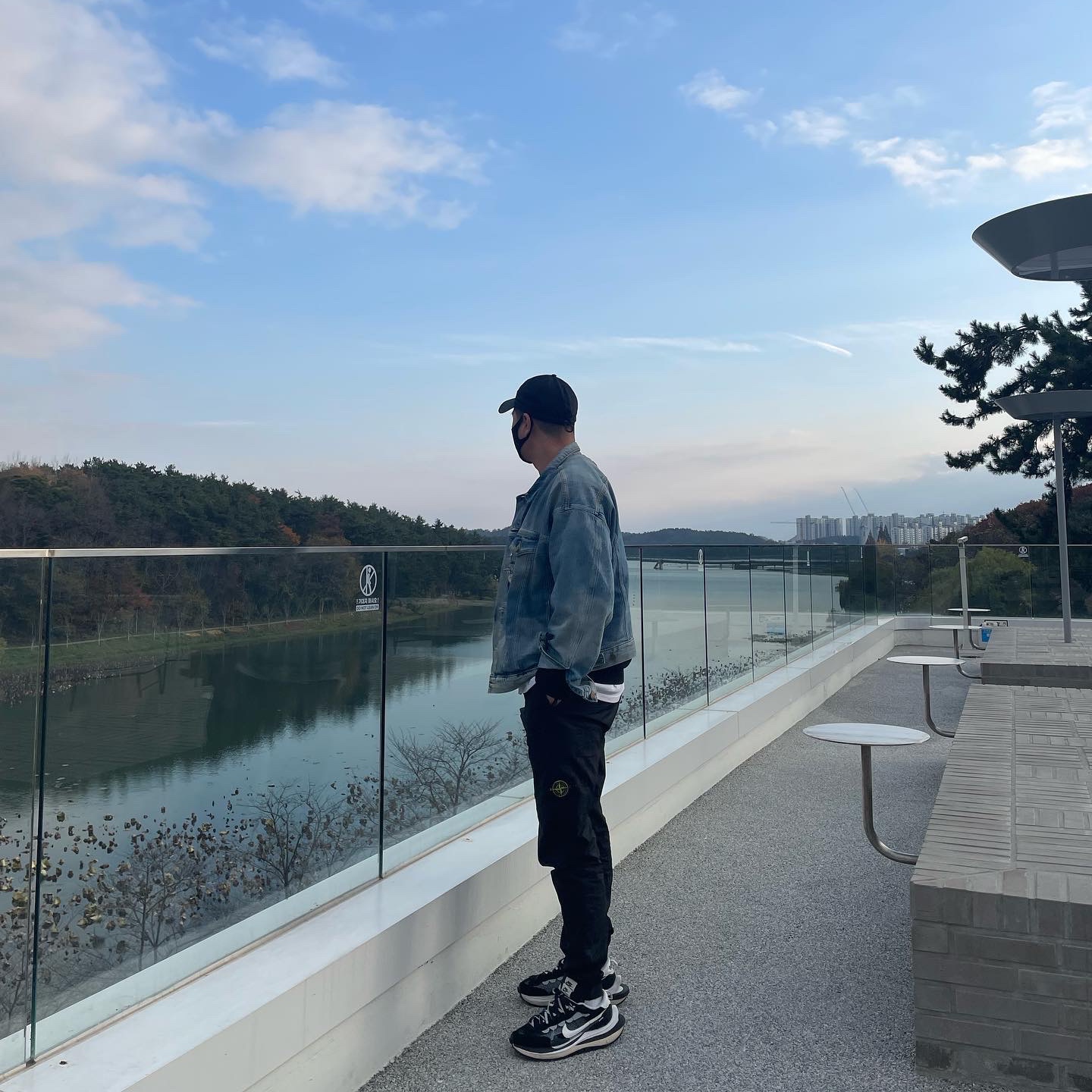 Stone Island 31303 Stretch Cotton Tela Paracadute Cargo Pants Black - 22SS, Nike x Sacai VaporWaffle Black White 착용 스타일 - 1