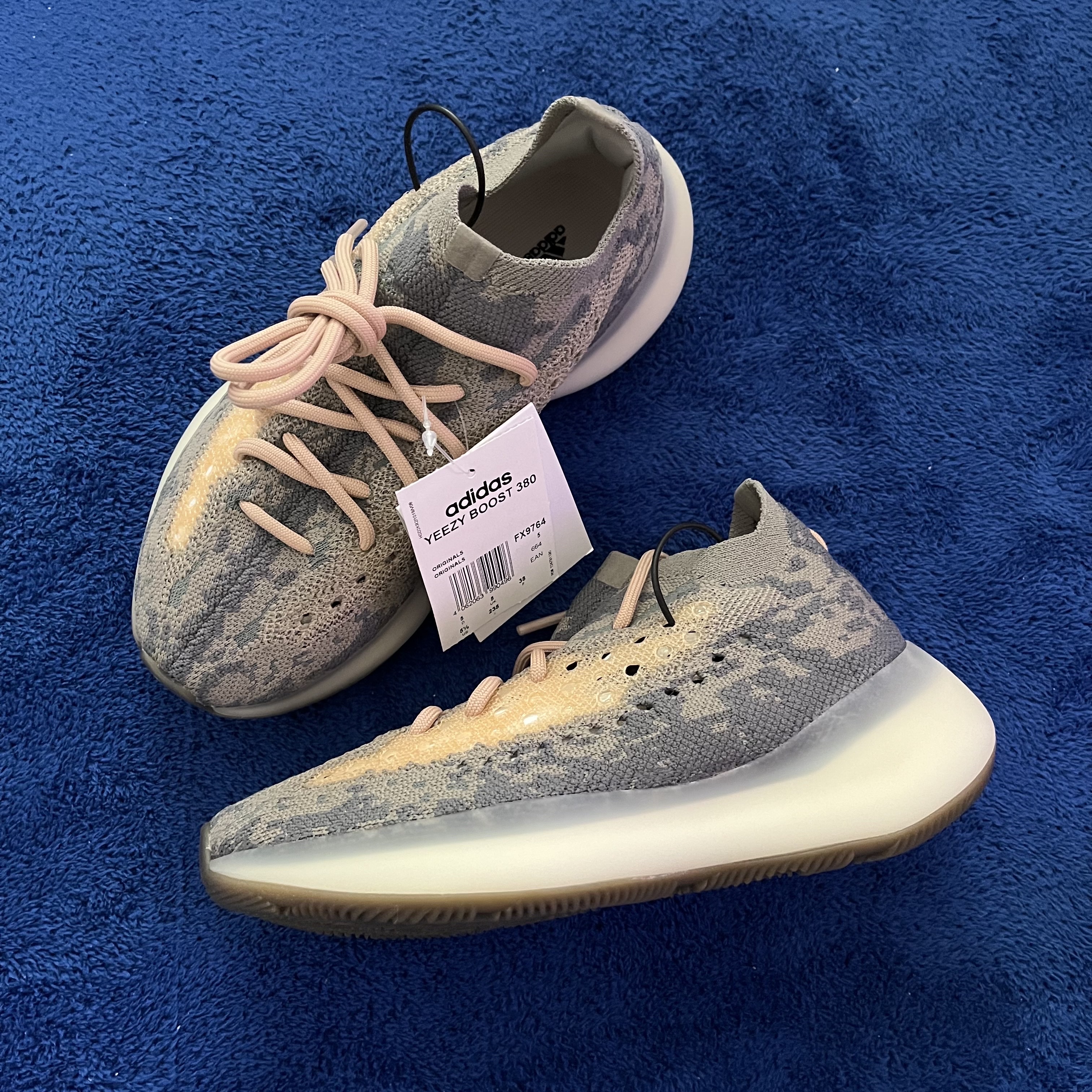 Adidas Yeezy Boost 380 Mist - Non-Reflective 착용 스타일