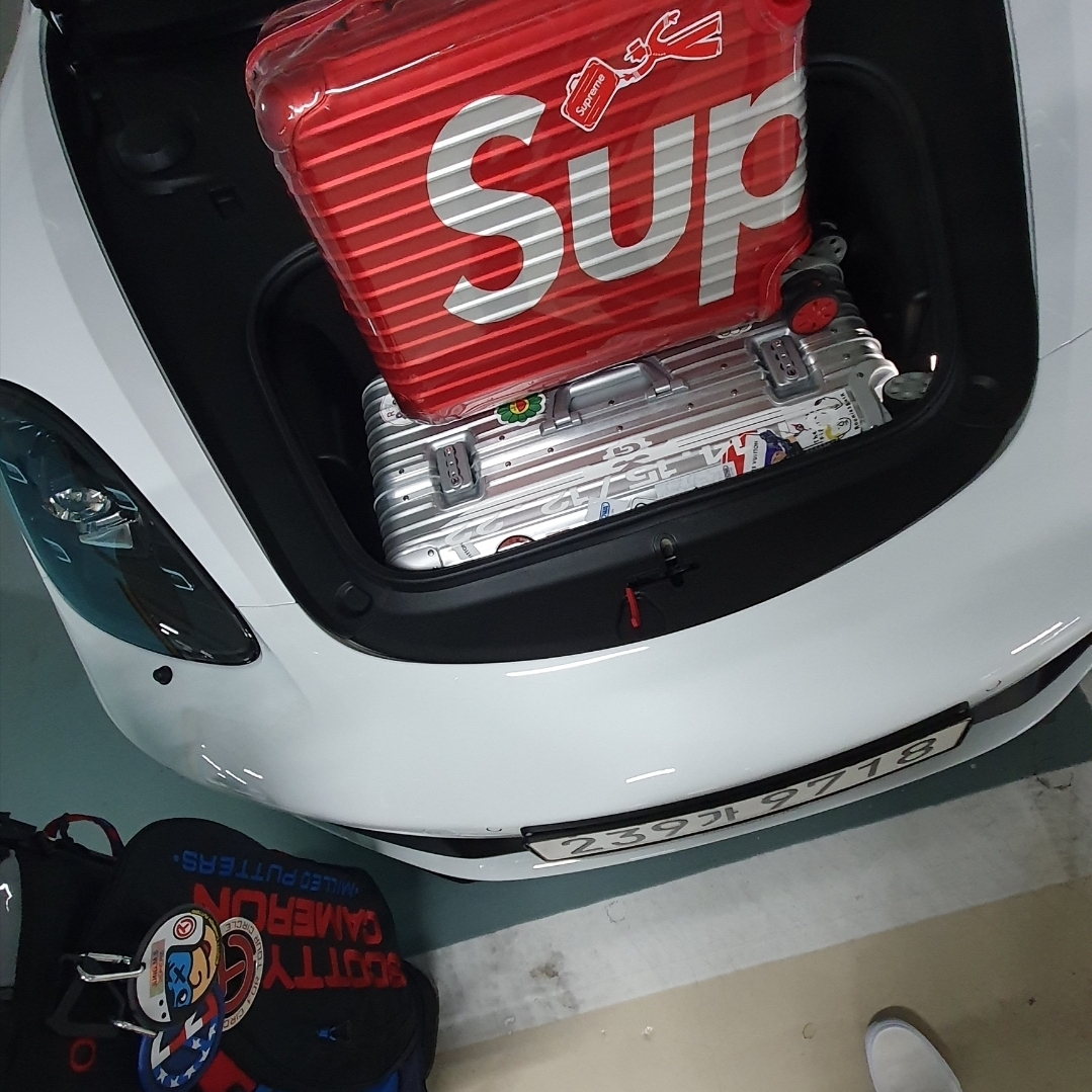 Supreme x Rimowa Topas Multiwheel Red 45L - 18SS 착용 스타일