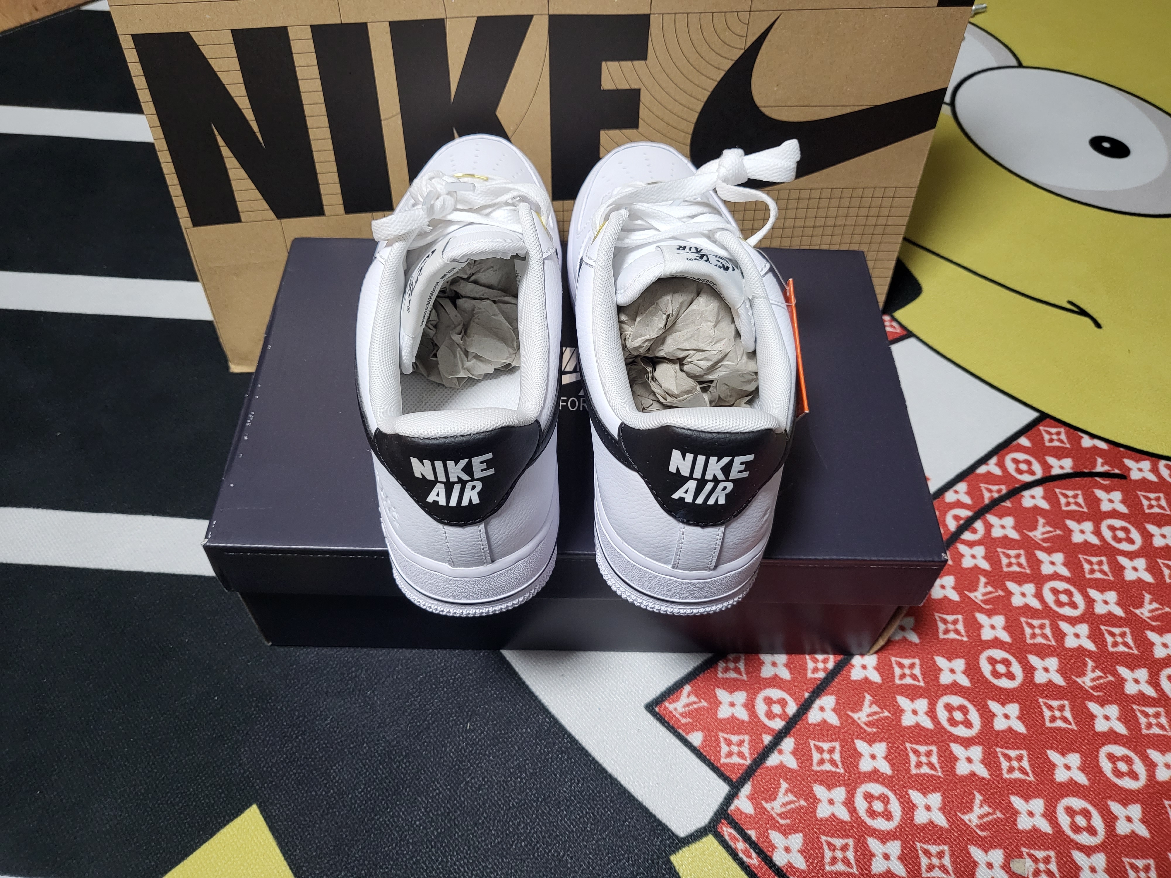 Nike Air Force 1 '07 LV8 40th Anniversary Join Forces White Black 착용 스타일 - 2