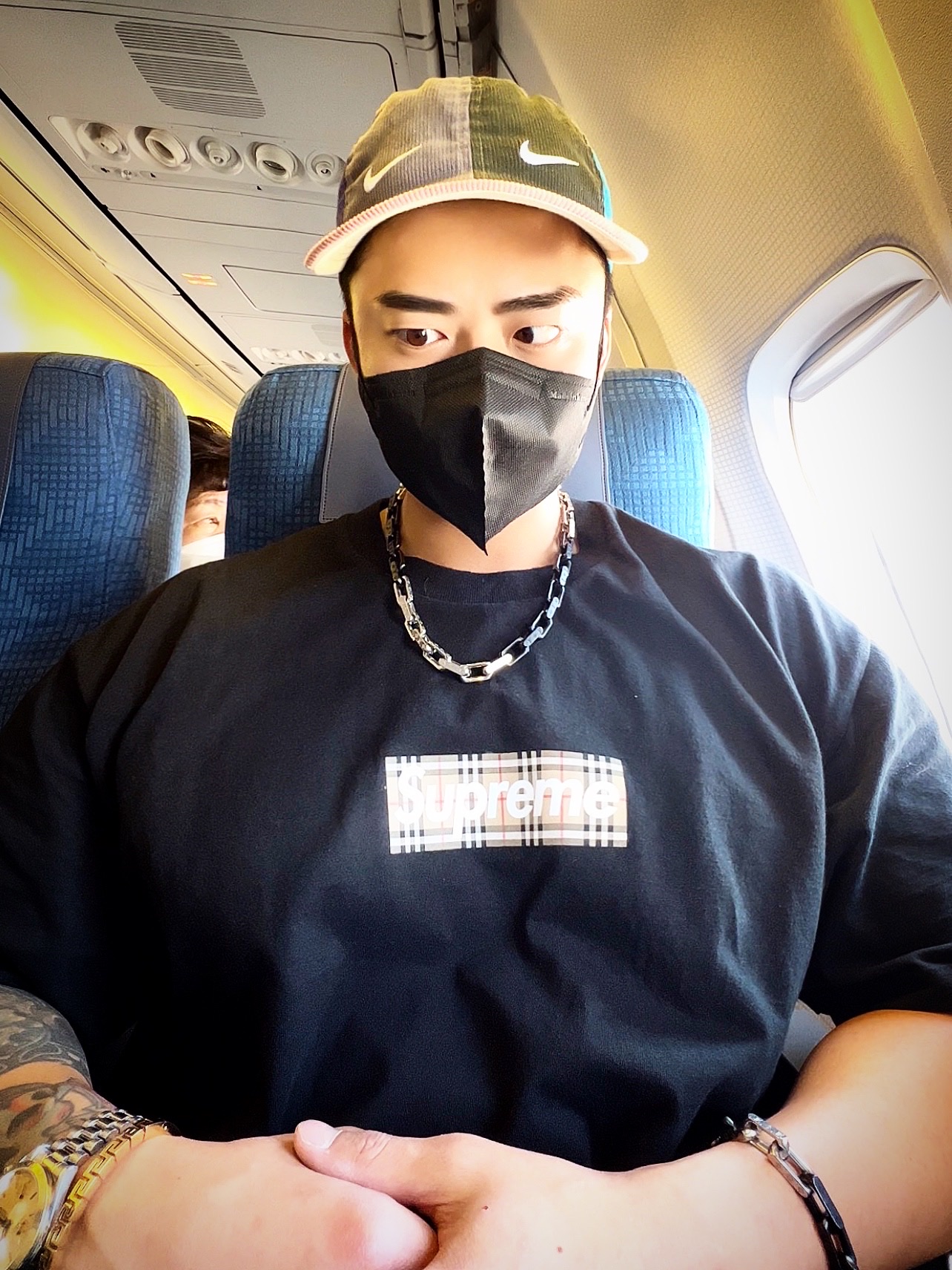Supreme x Burberry Box Logo T-Shirt Black - 22SS, Louis Vuitton Monogram Chain Bracelet Silver 착용 스타일 - 3