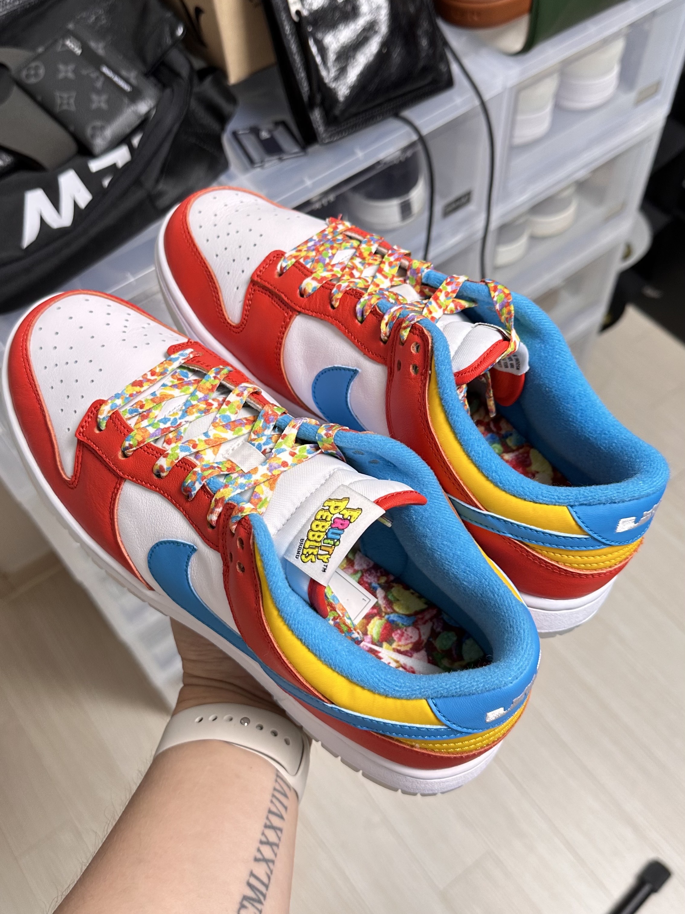 Nike x LeBron James x Fruity Pebbles Dunk Low QS Habanero Red, Balenciaga Small Explorer Pouch Messenger Bag Black 착용 스타일 - 1