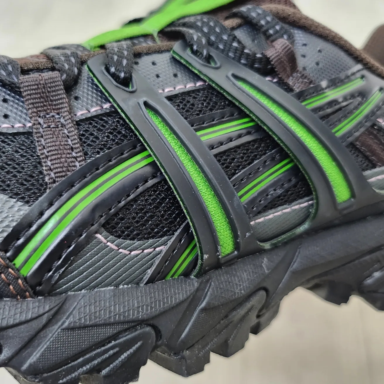 Asics x Andersson Bell Gel-Sonoma 15-50 Black Green 착용 스타일 - 3