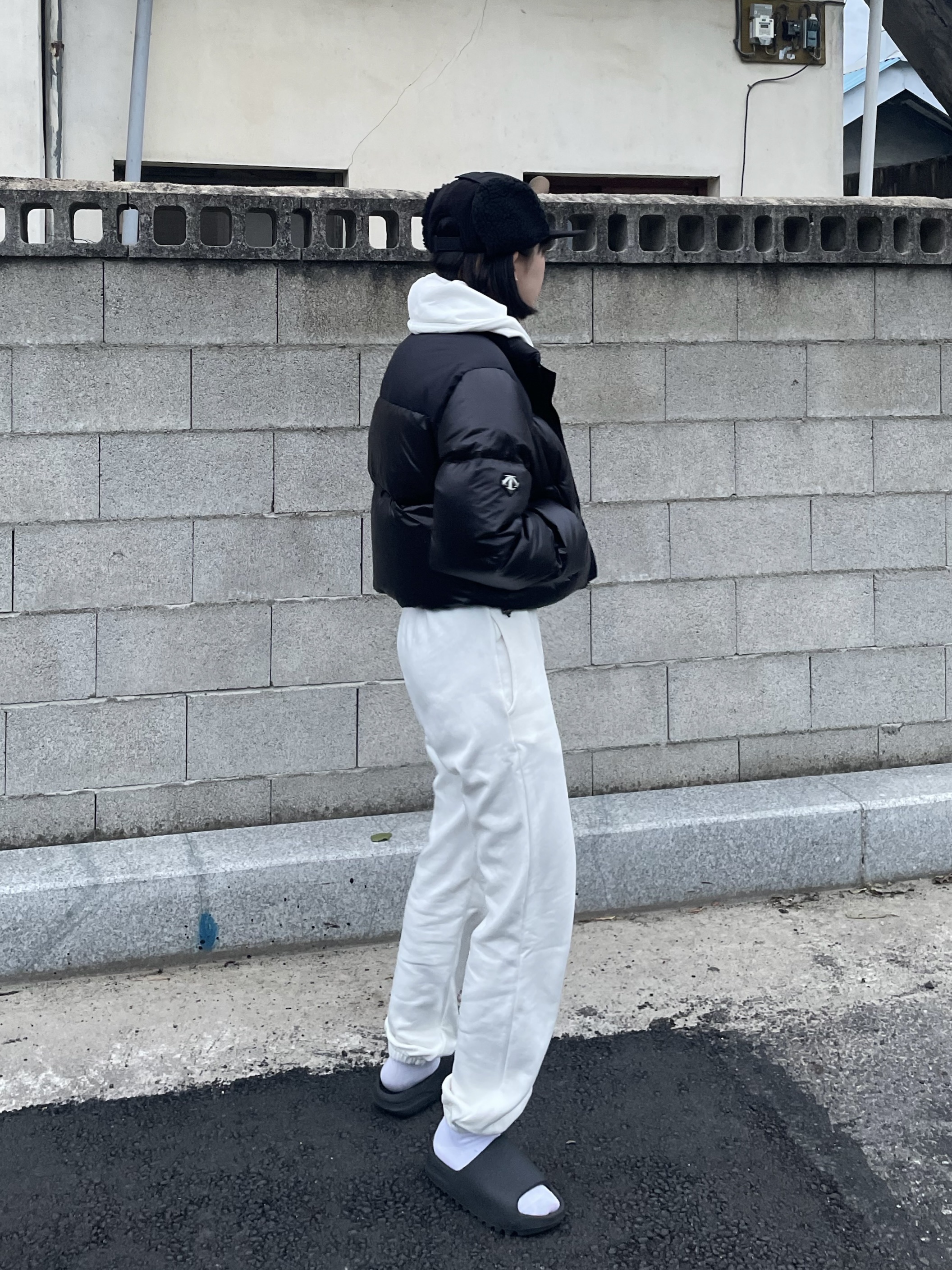 Adidas Yeezy Slide Onyx 착용 스타일 - 3