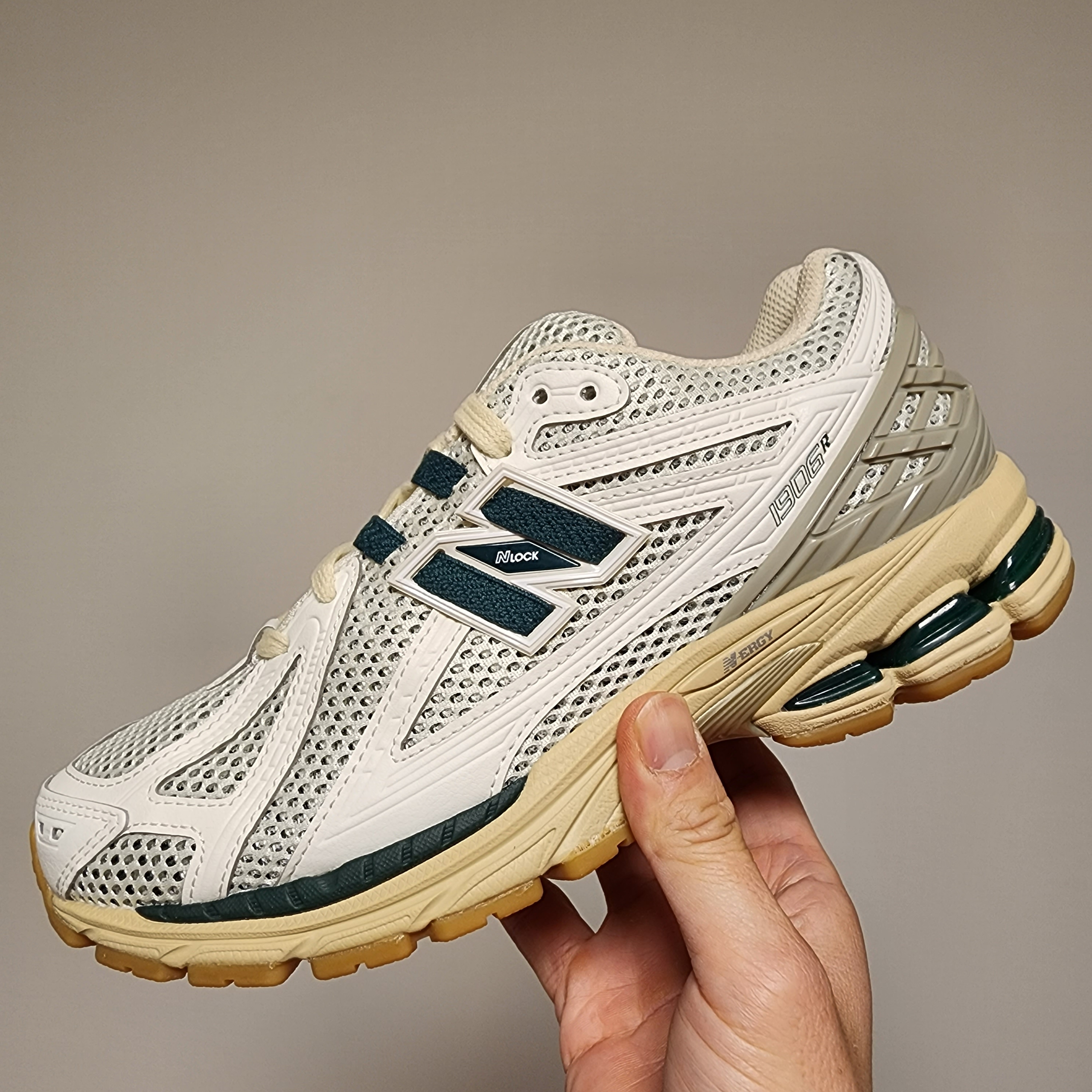 New Balance 1906R Silver Green 착용 스타일 - 1