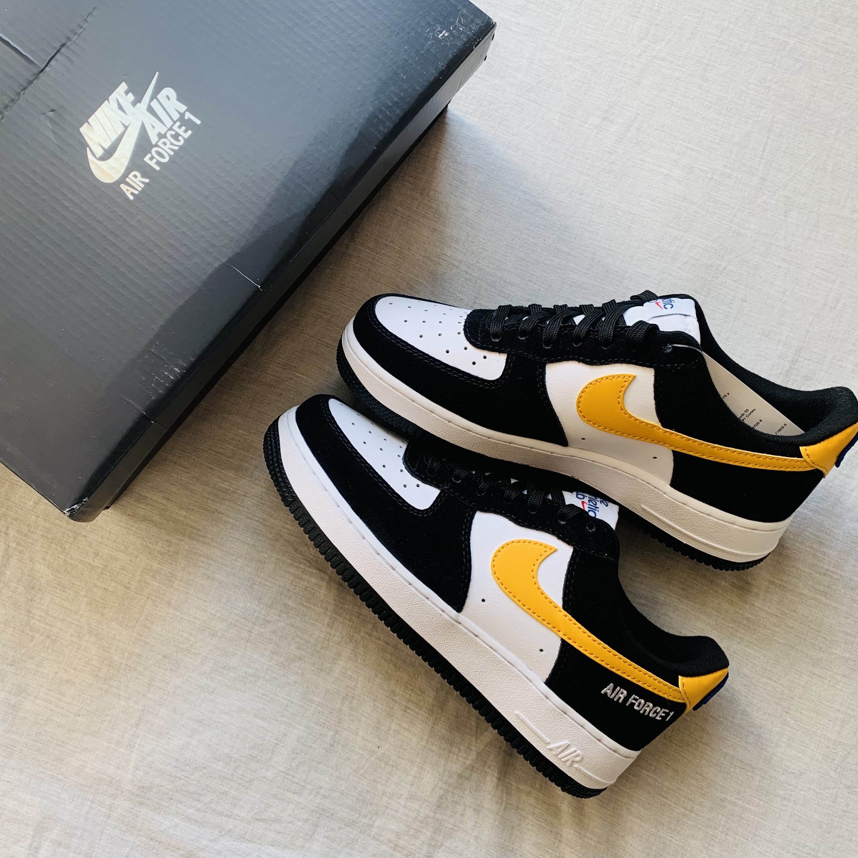 Nike Air Force 1 '07 LV8 Athletic Club Black Dark Sulfur 착용 스타일