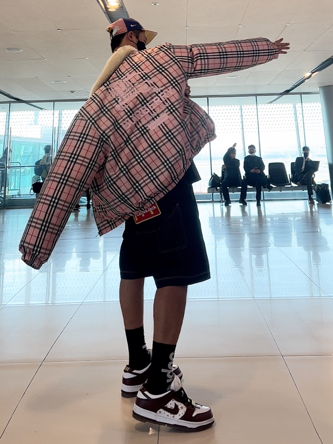 Supreme x Burberry Box Logo T-Shirt Black - 22SS, Supreme x Burberry Shearling Collar Down Puffer Jacket Pink - 22SS 착용 스타일 - 3