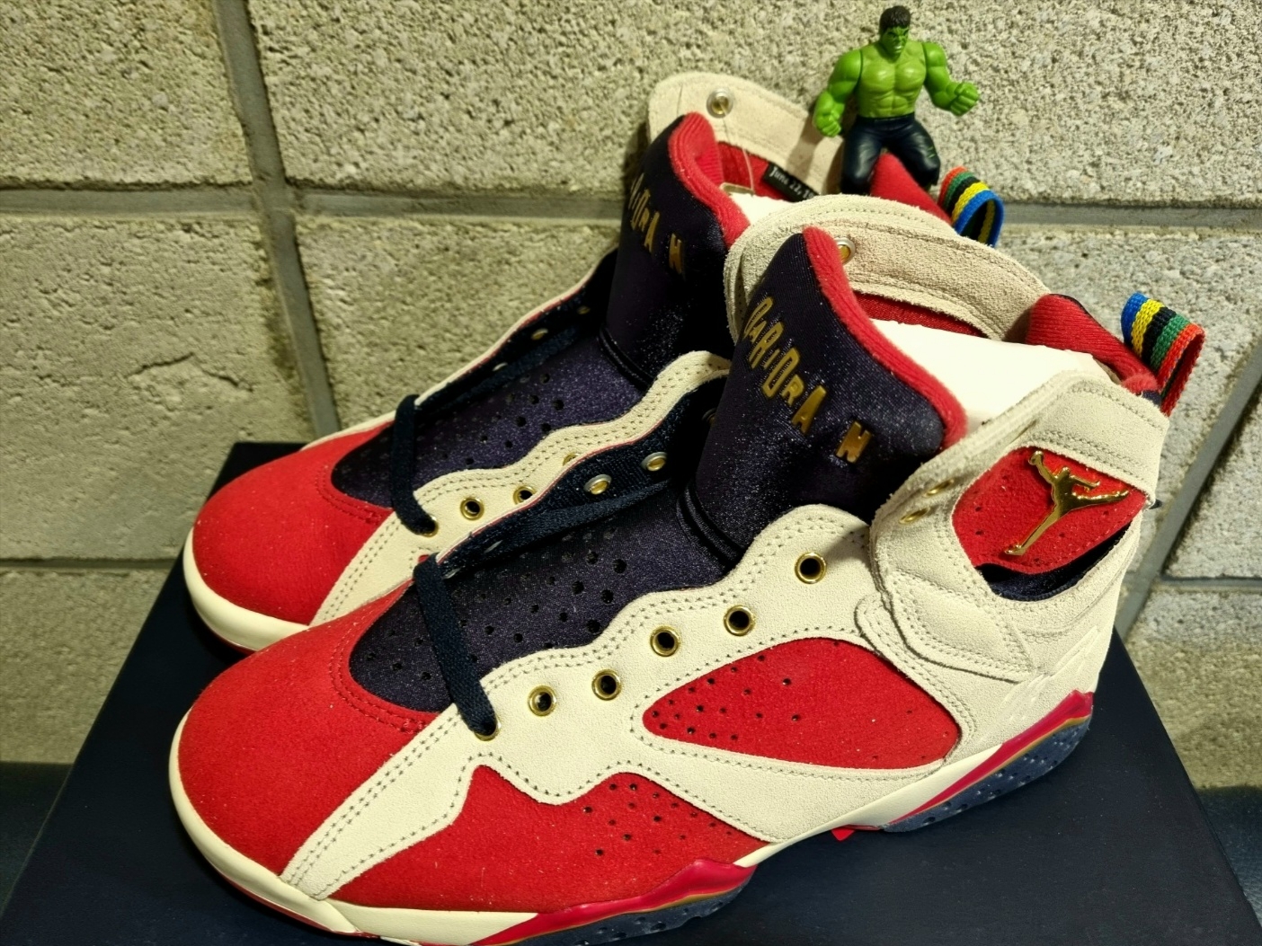 Jordan 7 x Trophy Room Retro SP True Red and Obsidian 착용 스타일 - 1